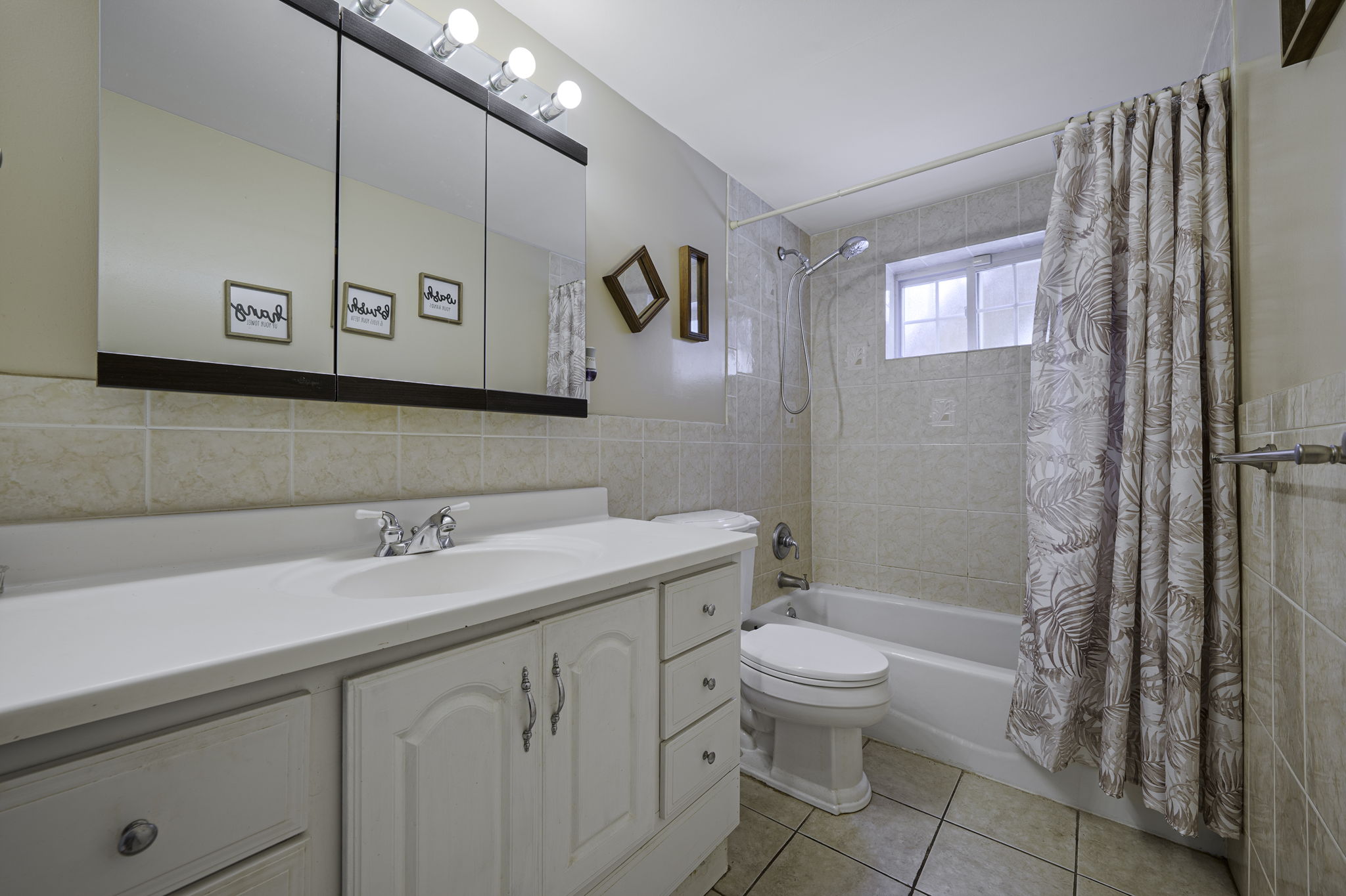 Holbrook, New York, 11741, United States, 4 Bedrooms Bedrooms, ,2 BathroomsBathrooms,Residential,For Sale,1921104