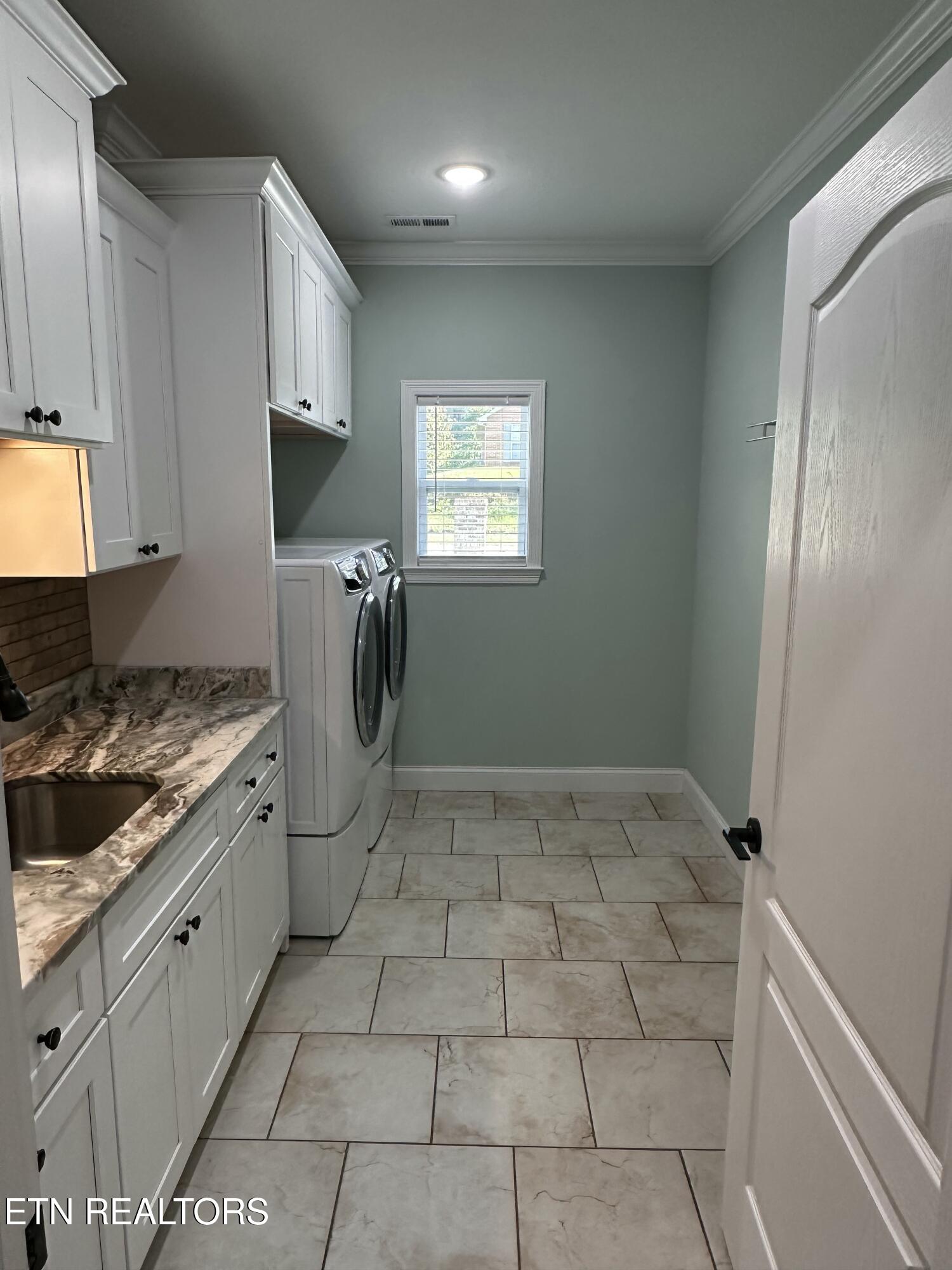 Maryville, Tennessee, 37804, United States, 5 Bedrooms Bedrooms, ,3 BathroomsBathrooms,Residential,For Sale,1927835