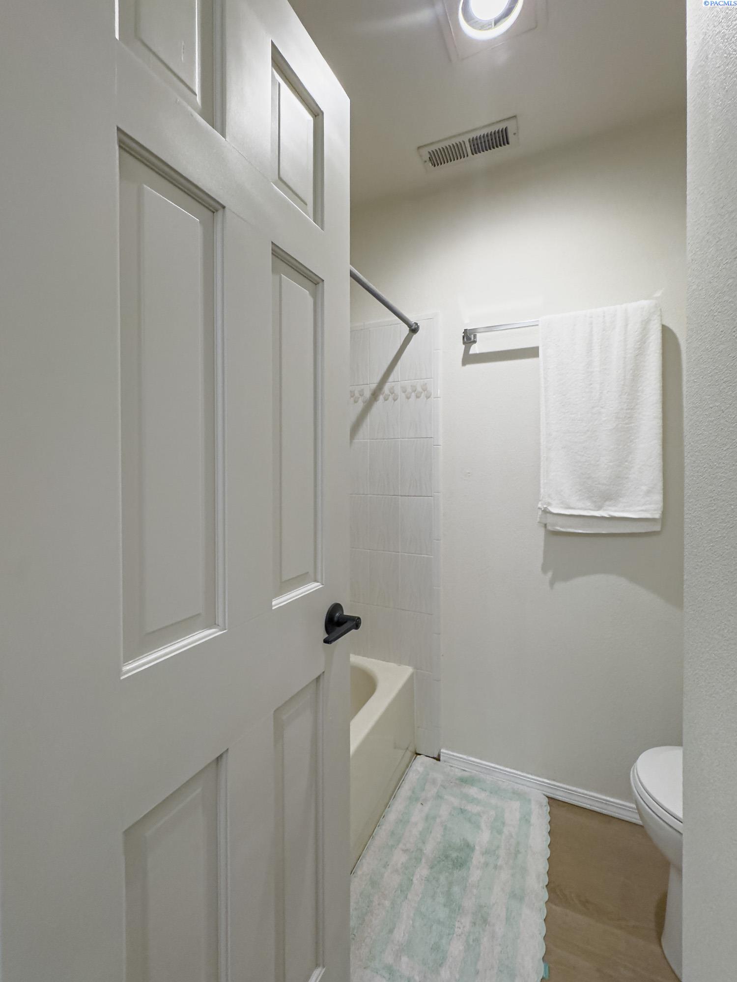 Richland, Washington, 99352, United States, 5 Bedrooms Bedrooms, ,4 BathroomsBathrooms,Residential,For Sale,1927234