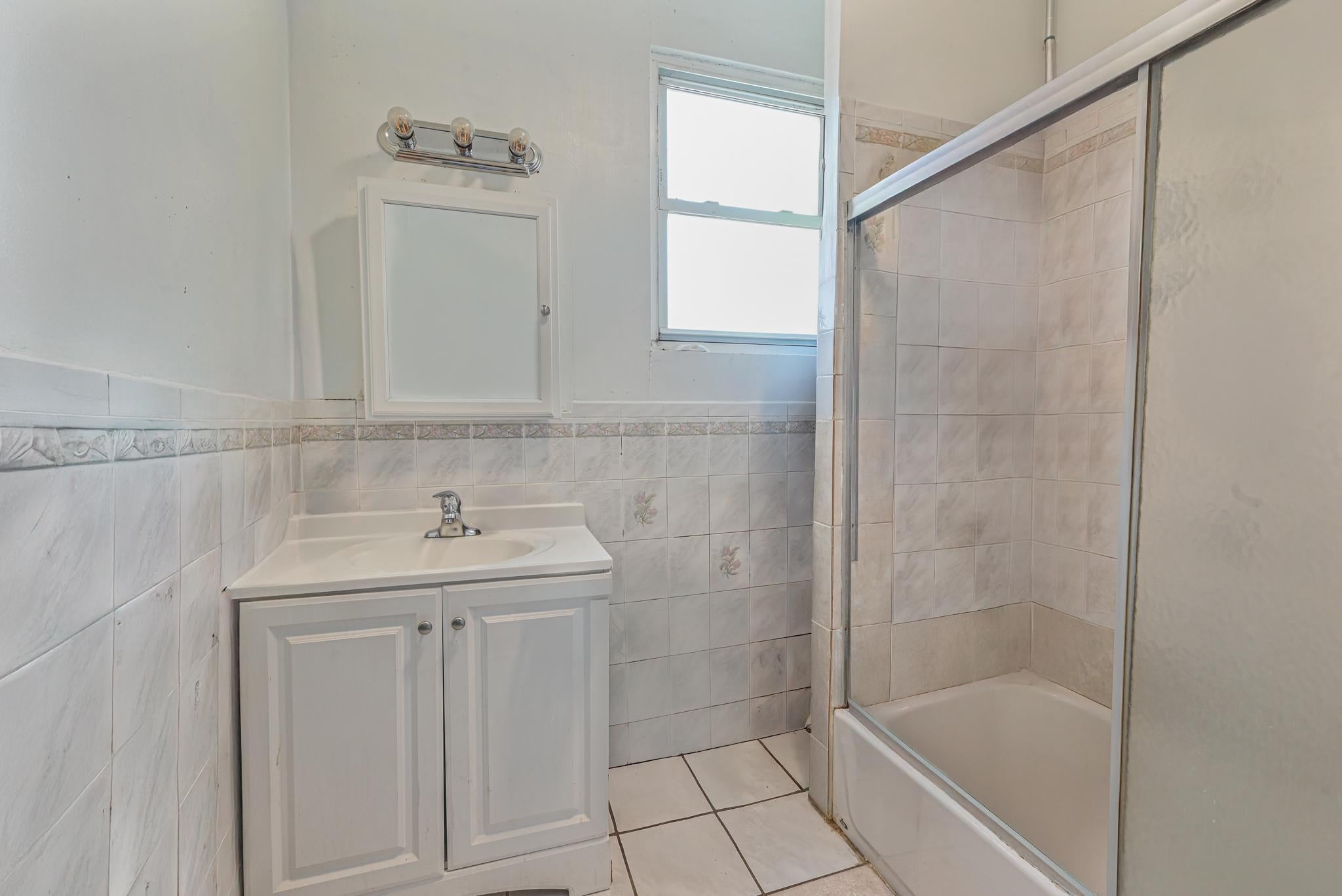 Astoria, New York, 11102, United States, 5 Bedrooms Bedrooms, ,2 BathroomsBathrooms,Residential,For Sale,1895172