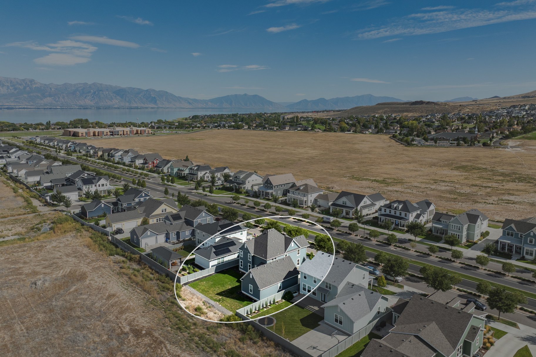 Impeccably Maintained Home with Mountain Views & Four-Car Garage - 物件實景