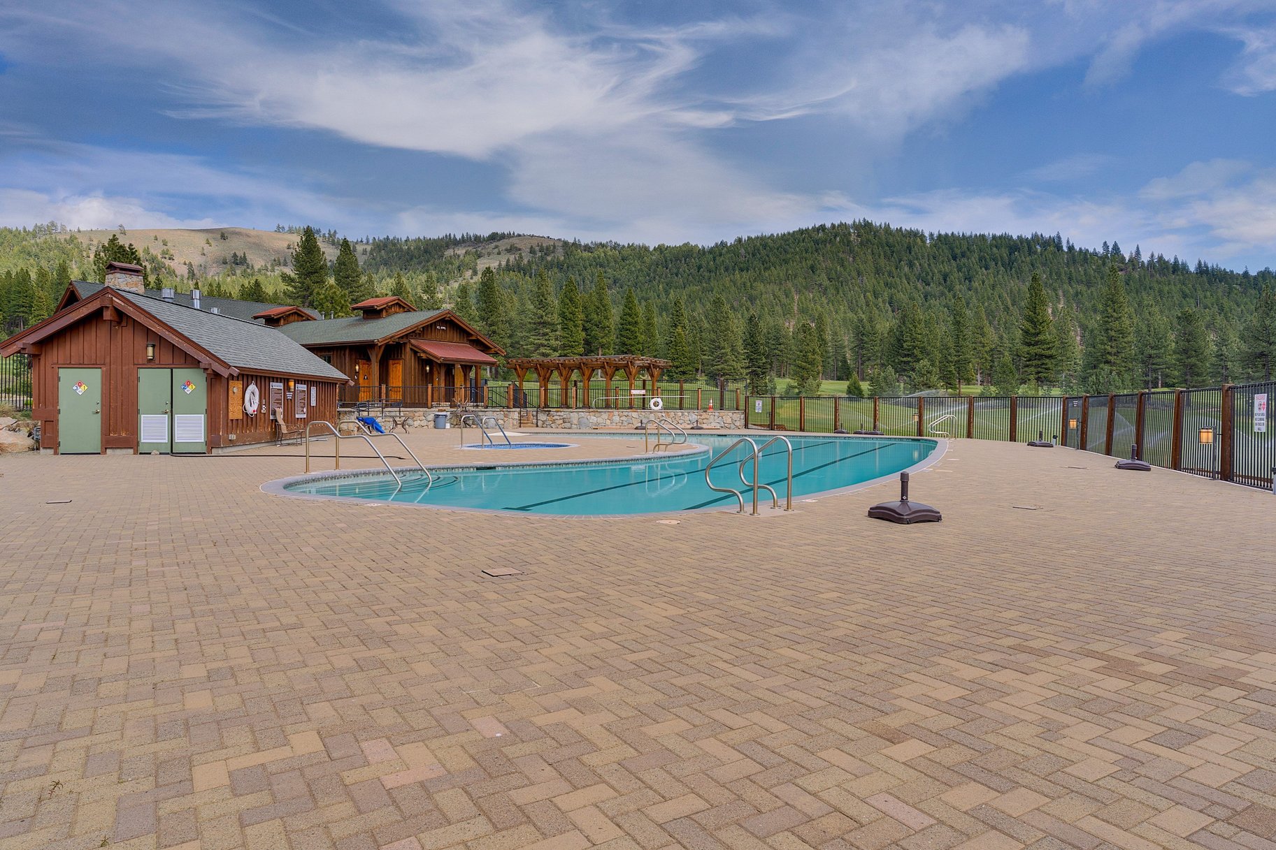  Private Estate Living Along the Fairways of Grizzly Ranch - 物件實景