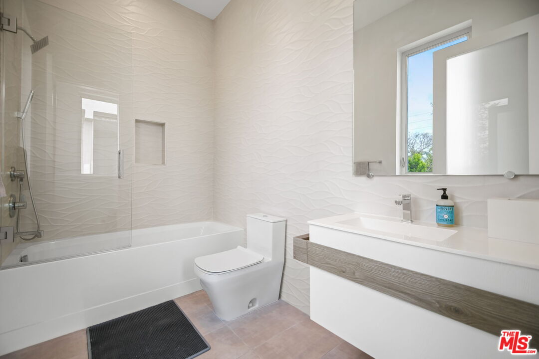 Los Angeles, California, 90046, United States, 5 Bedrooms Bedrooms, ,2 BathroomsBathrooms,Residential,For Sale,1829471