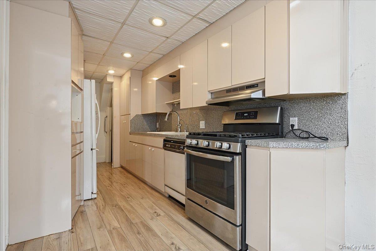 Valley Stream, New York, 11581, United States, 3 Bedrooms Bedrooms, ,2 BathroomsBathrooms,Residential,For Sale,1998416