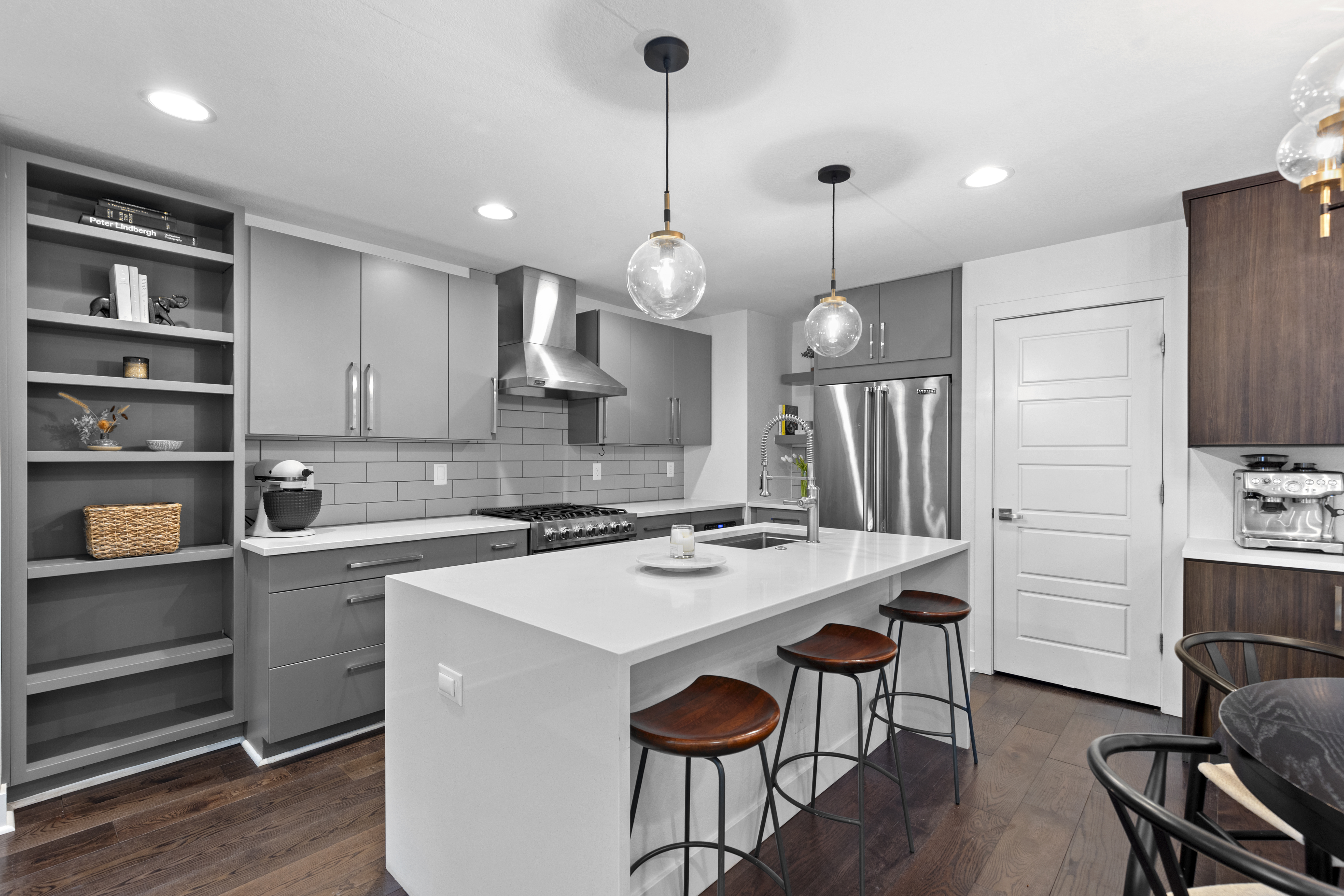  Sleek, architecturally refined end-unit duplex - 物件實景