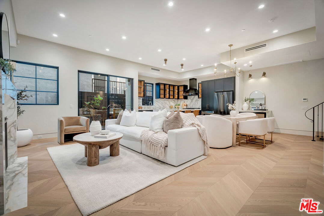 West Hollywood, California, 90069, United States, 3 Bedrooms Bedrooms, ,3 BathroomsBathrooms,Residential,For Sale,1999893