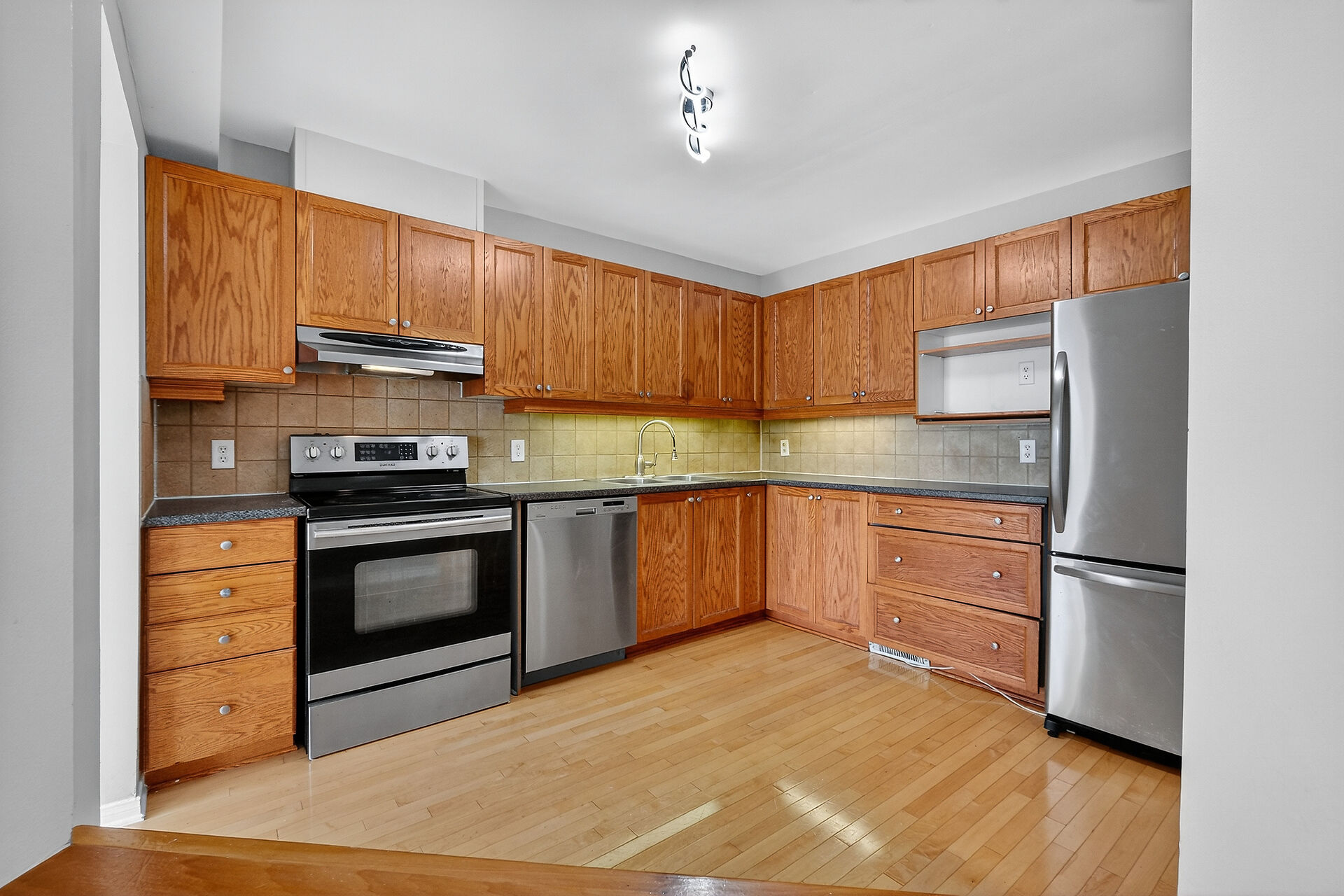 Ottawa, Ontario, K2W1E1, CA, 3 Bedrooms Bedrooms, ,3 BathroomsBathrooms,Residential,For Sale,1995671