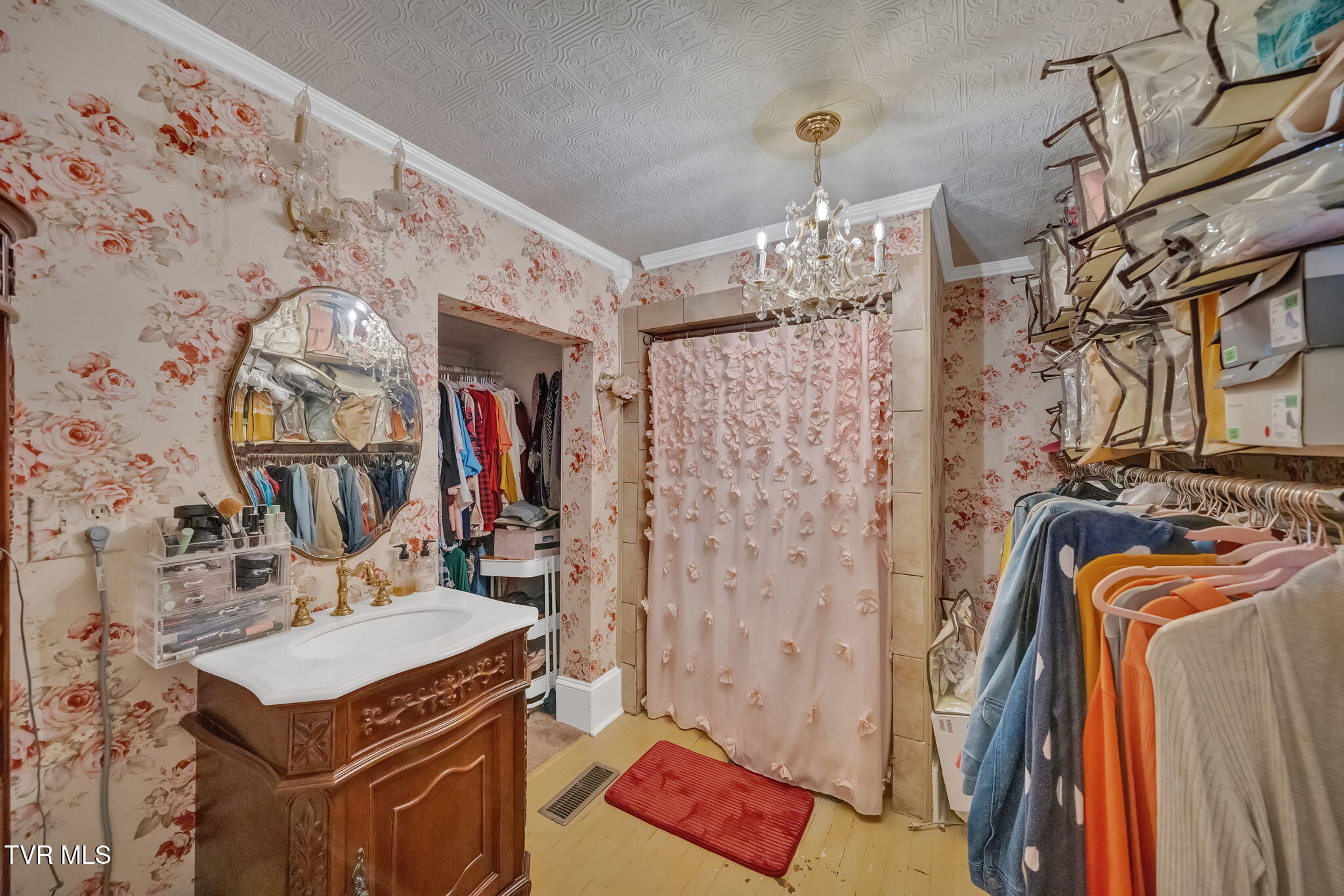 Roan Mountain, Tennessee, 37687, United States, 4 Bedrooms Bedrooms, ,2 BathroomsBathrooms,Residential,For Sale,2010992