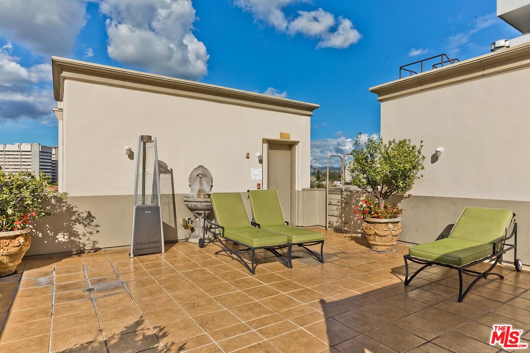 Los Angeles, California, 90024, United States, 2 Bedrooms Bedrooms, ,3 BathroomsBathrooms,Residential,For Sale,1998269