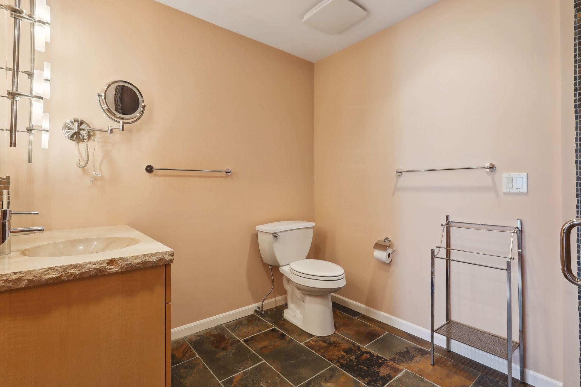 Minneapolis, Minnesota, 55403, United States, 2 Bedrooms Bedrooms, ,1 BathroomBathrooms,Residential,For Sale,1794027