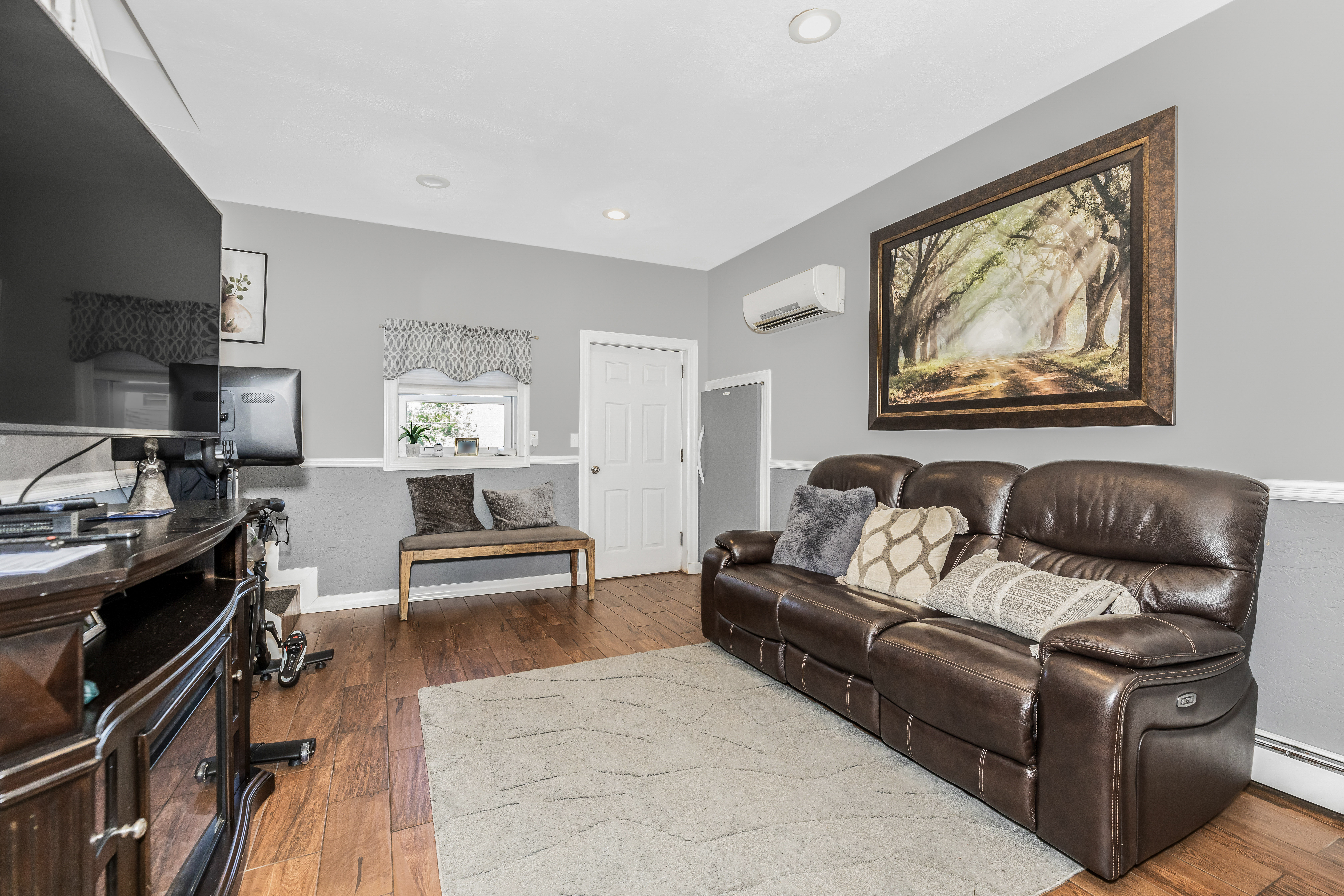 Yonkers, New York, 10703, United States, 4 Bedrooms Bedrooms, ,2 BathroomsBathrooms,Residential,For Sale,1825129