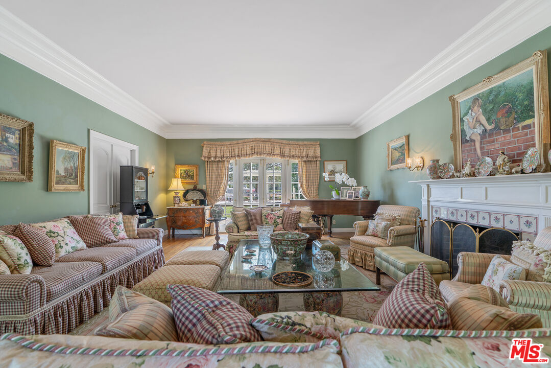 Los Angeles, California, 90004, United States, 6 Bedrooms Bedrooms, ,7 BathroomsBathrooms,Residential,For Sale,1907510