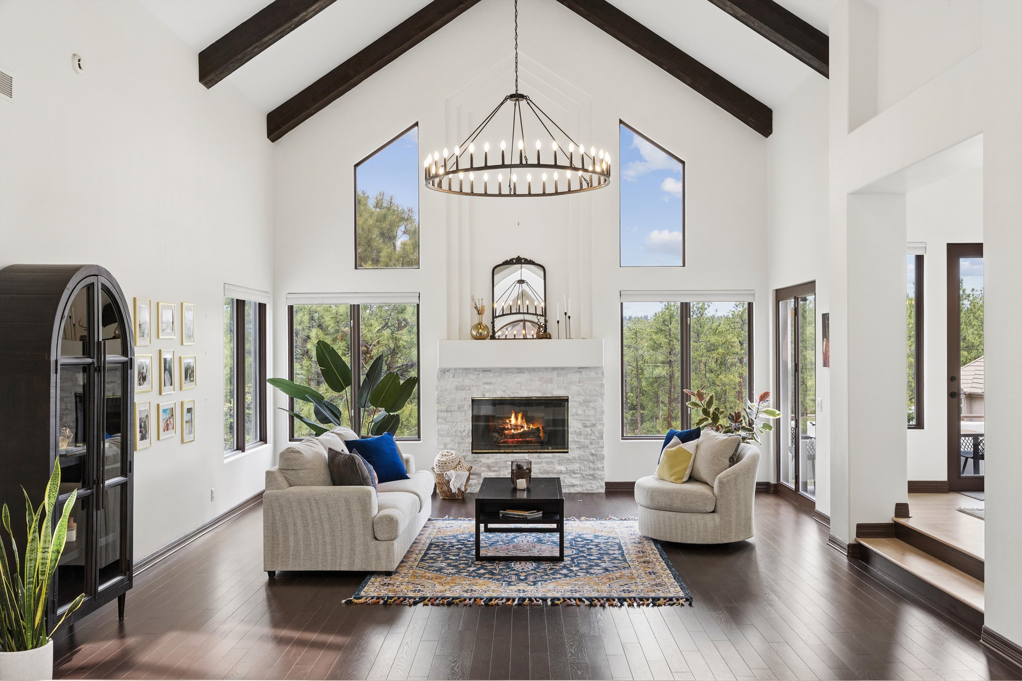 Remodeled 4 Bed 6 Bath Residence Offering Mountain, Sunset Views & Privacy - 物件實景