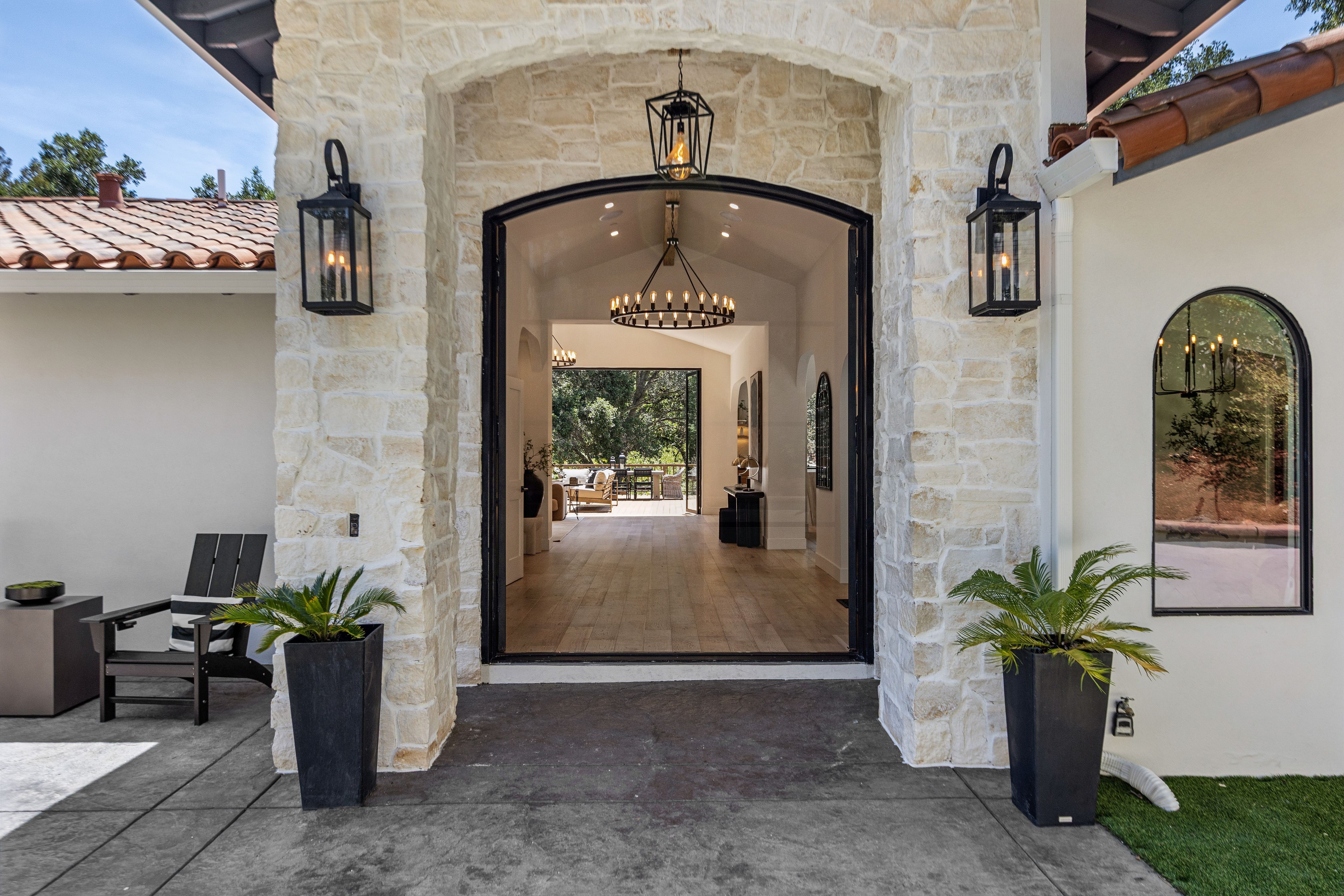  Private Gated Sanctuary With Expansive Outdoor Living - 物件實景