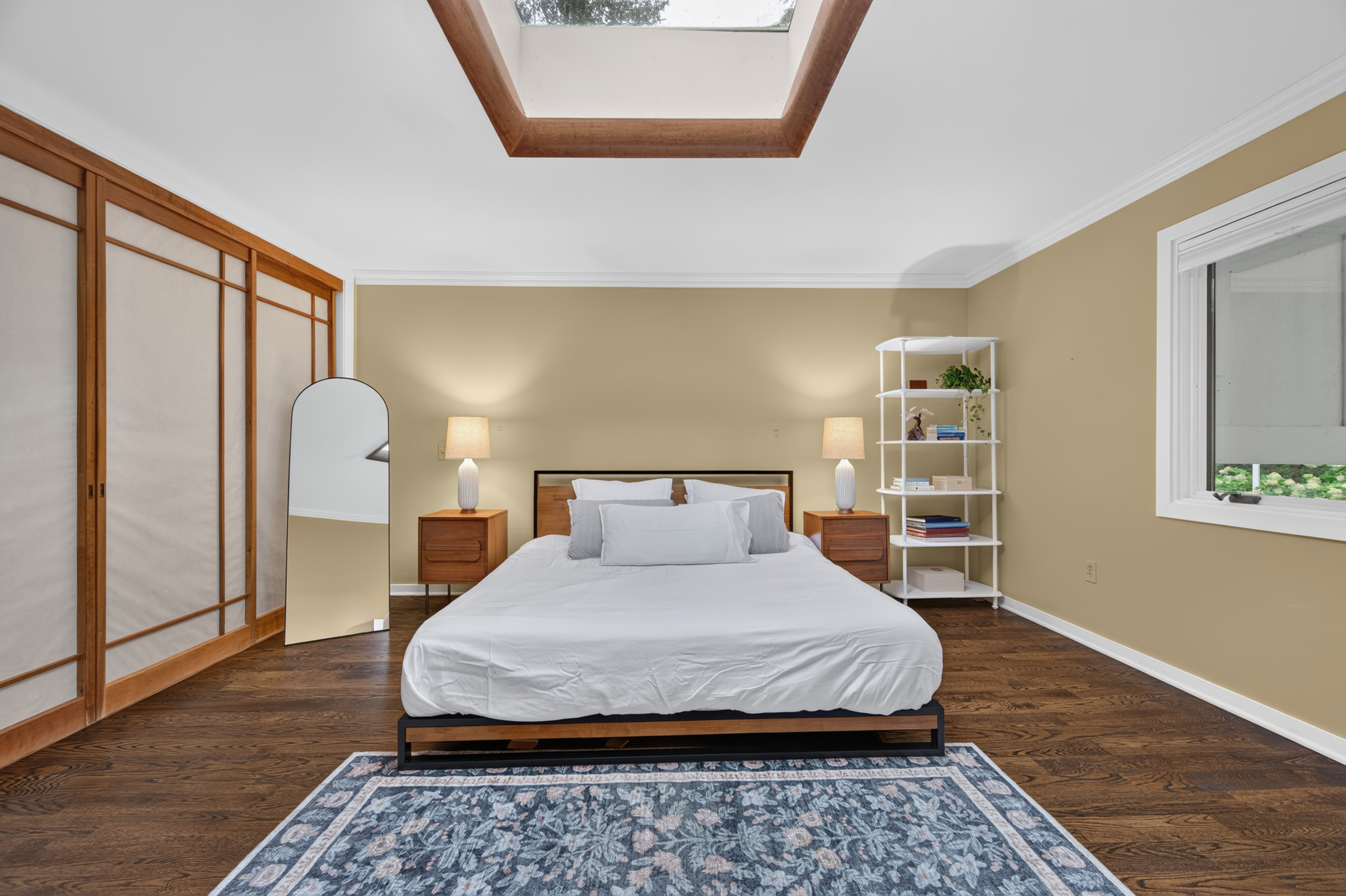  Immaculate Home with Classic Versatile Design Offers Privacy - 物件實景