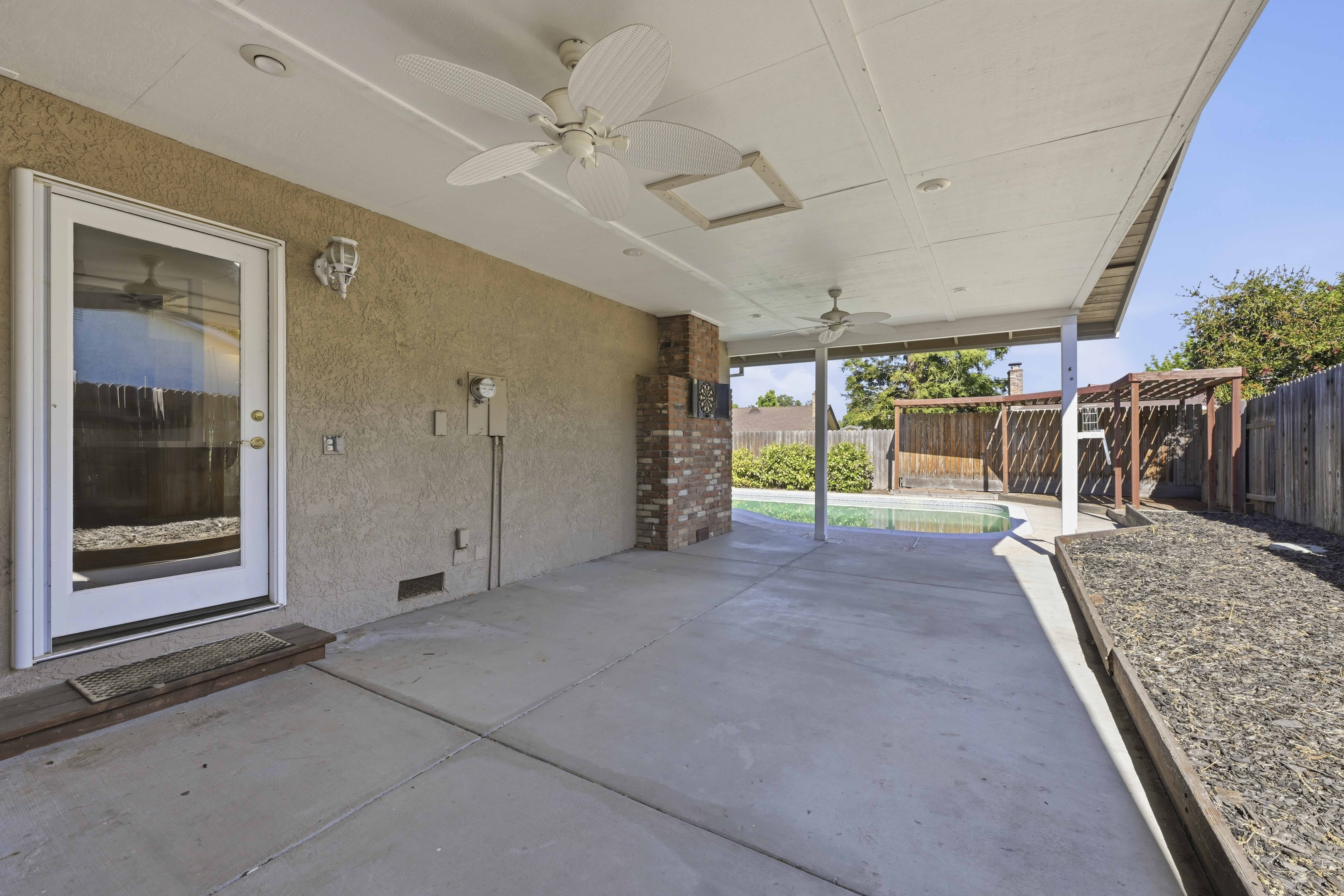  Updated Ranch Home on Spacious Corner Lot - 物件實景