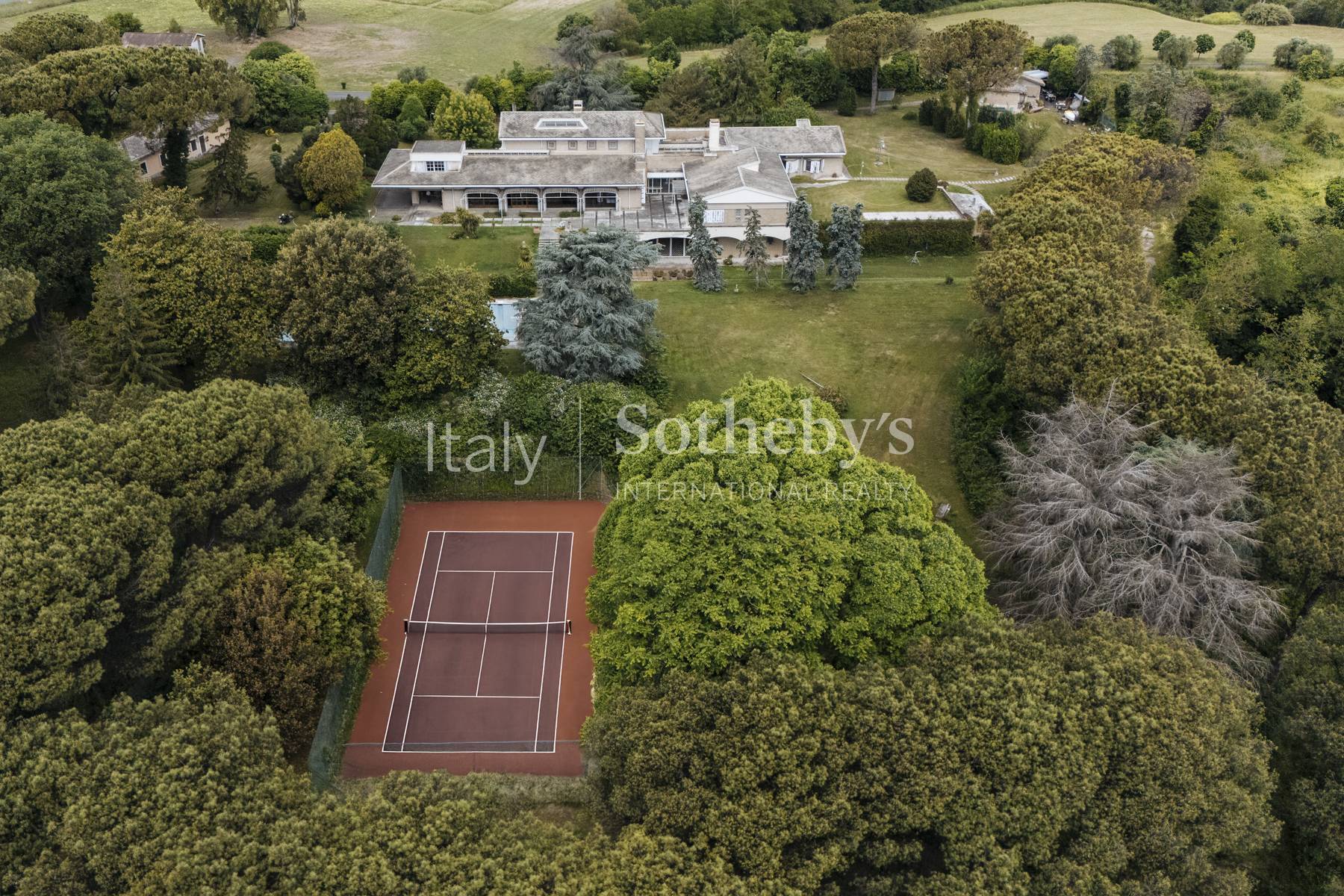  Iconic mansion immersed in a private park with pool - 物件實景