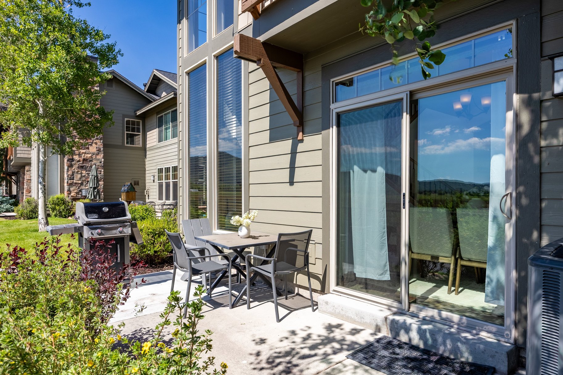  Exceptional Fox Point Townhome with Mountain Views & Prime Location - 物件實景