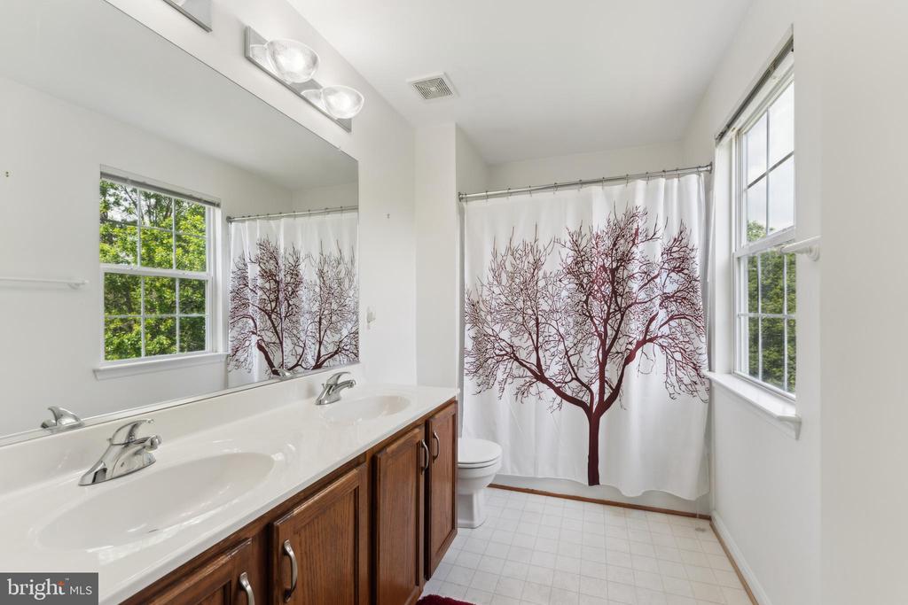 Round Hill, Virginia, 20141, United States, 4 Bedrooms Bedrooms, ,3 BathroomsBathrooms,Residential,For Sale,1944967