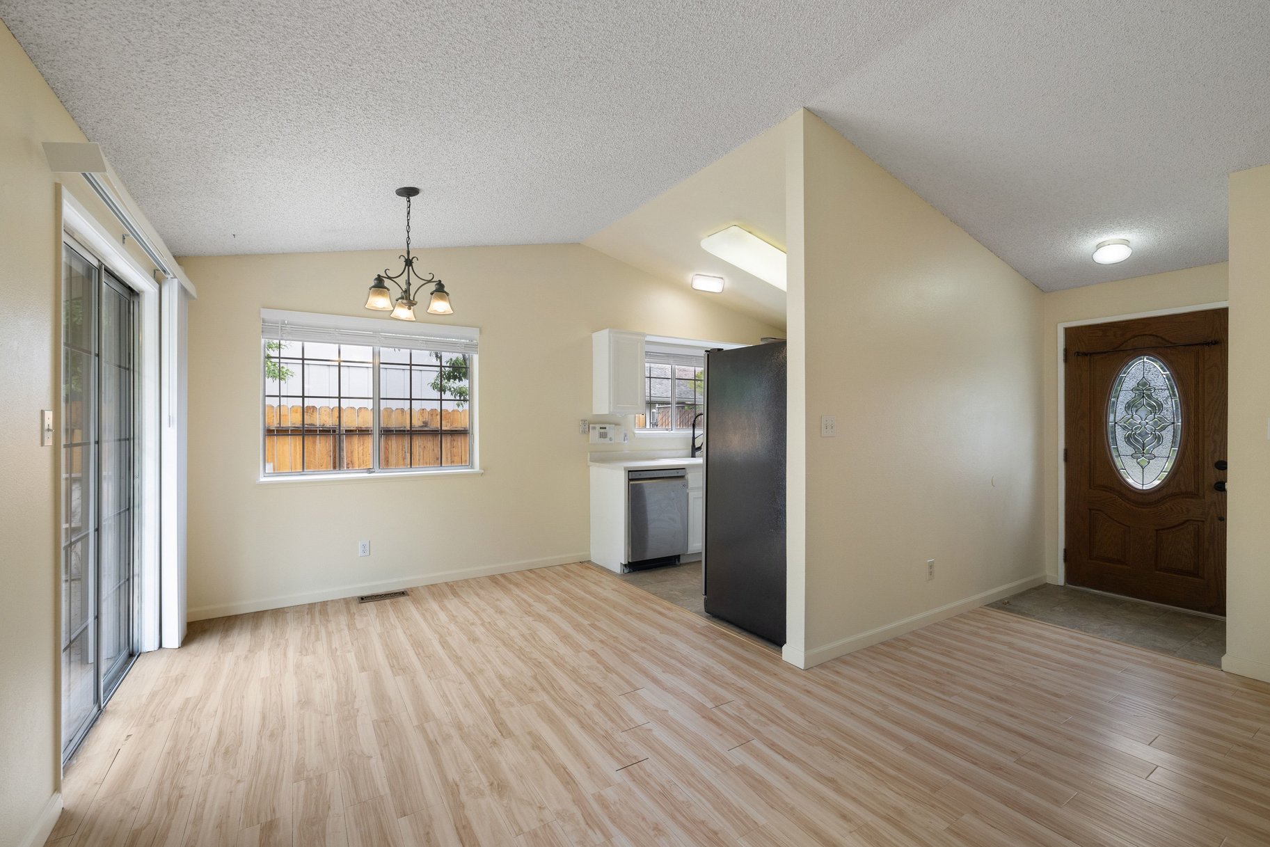  Move-in Ready. Great starter or investment home - 物件實景