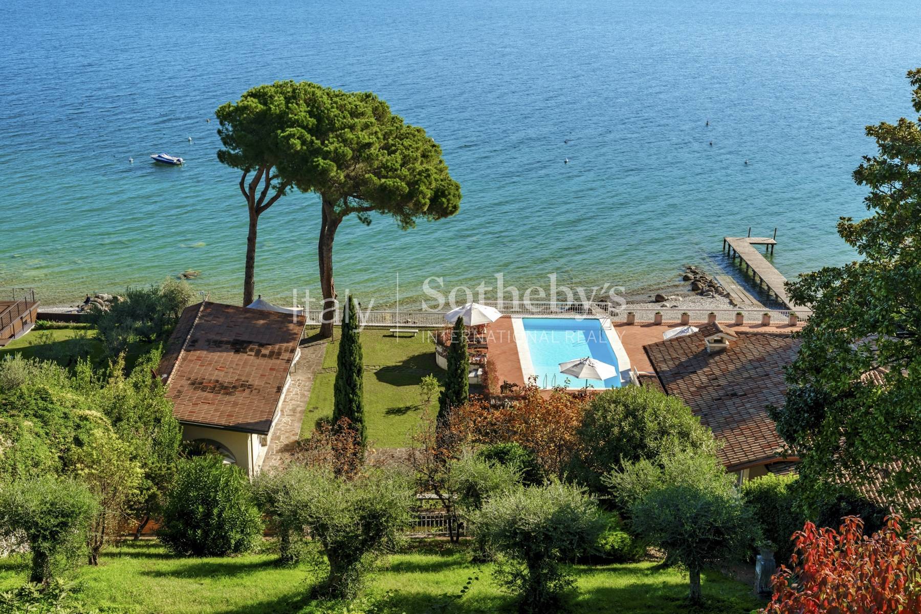  Prestigious lakefront estate with private boathouse and dock - 物件實景