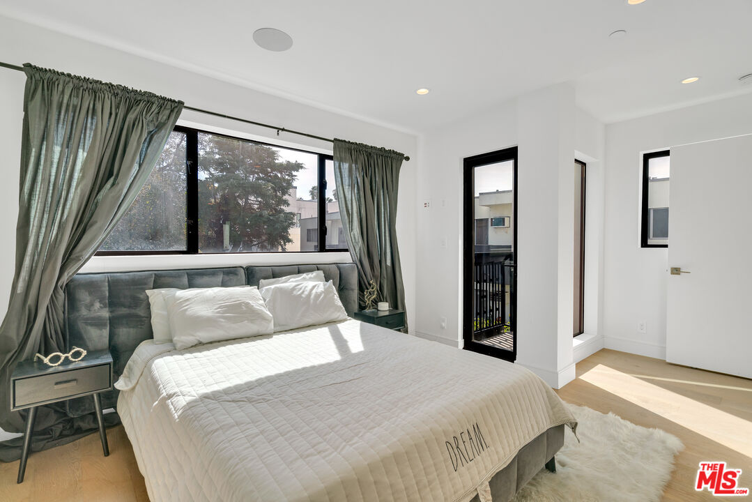 Los Angeles, California, 90046, United States, 3 Bedrooms Bedrooms, ,3 BathroomsBathrooms,Residential,For Sale,1827071
