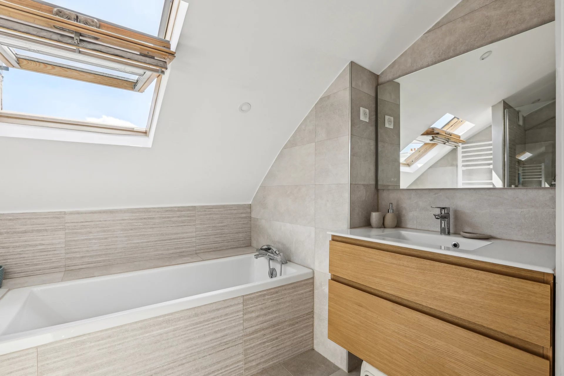 Paris 6th, Île-de-France, 75006, FR, 3 Bedrooms Bedrooms, ,3 BathroomsBathrooms,Residential,For Sale,1828205