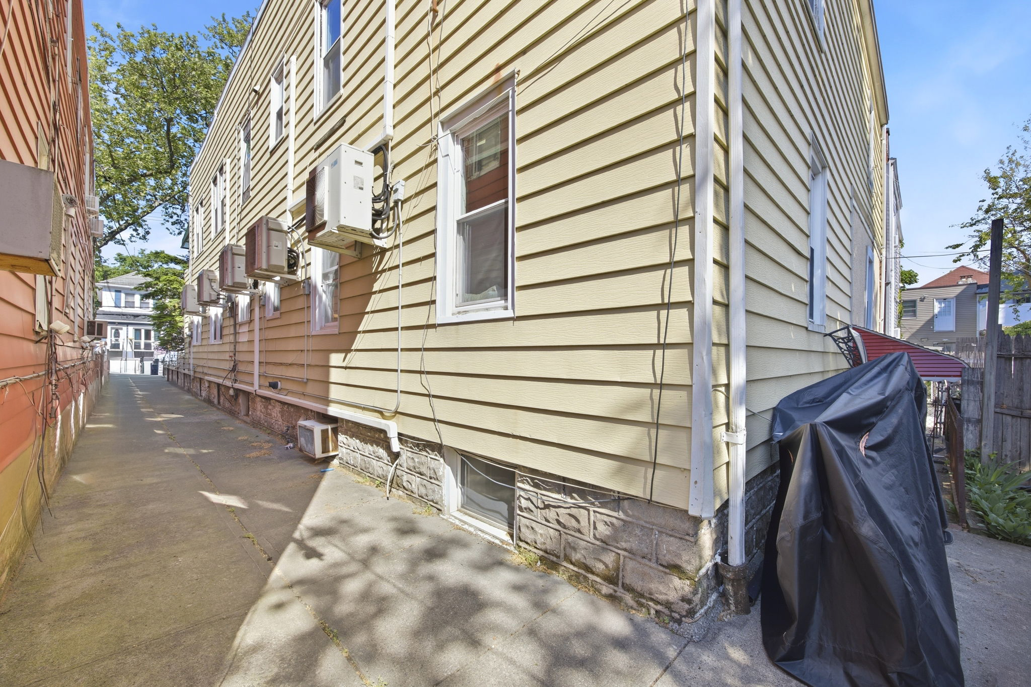  1077 E36th Street - 物件實景