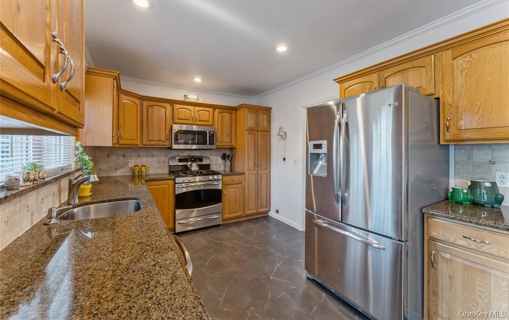 Floral Park, New York, 11001, United States, 3 Bedrooms Bedrooms, ,2 BathroomsBathrooms,Residential,For Sale,1928051