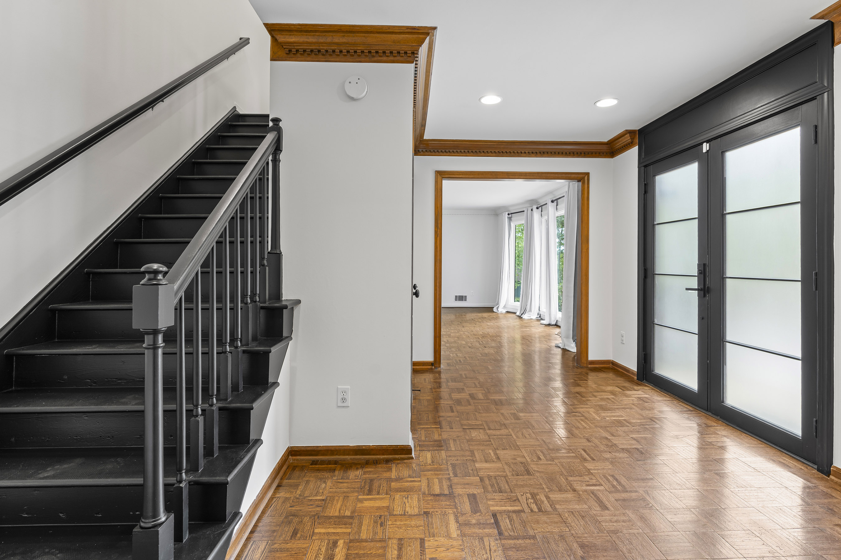  A Perfect Blend: Modern Updates in a Traditional Woodland Forest Home - 物件實景