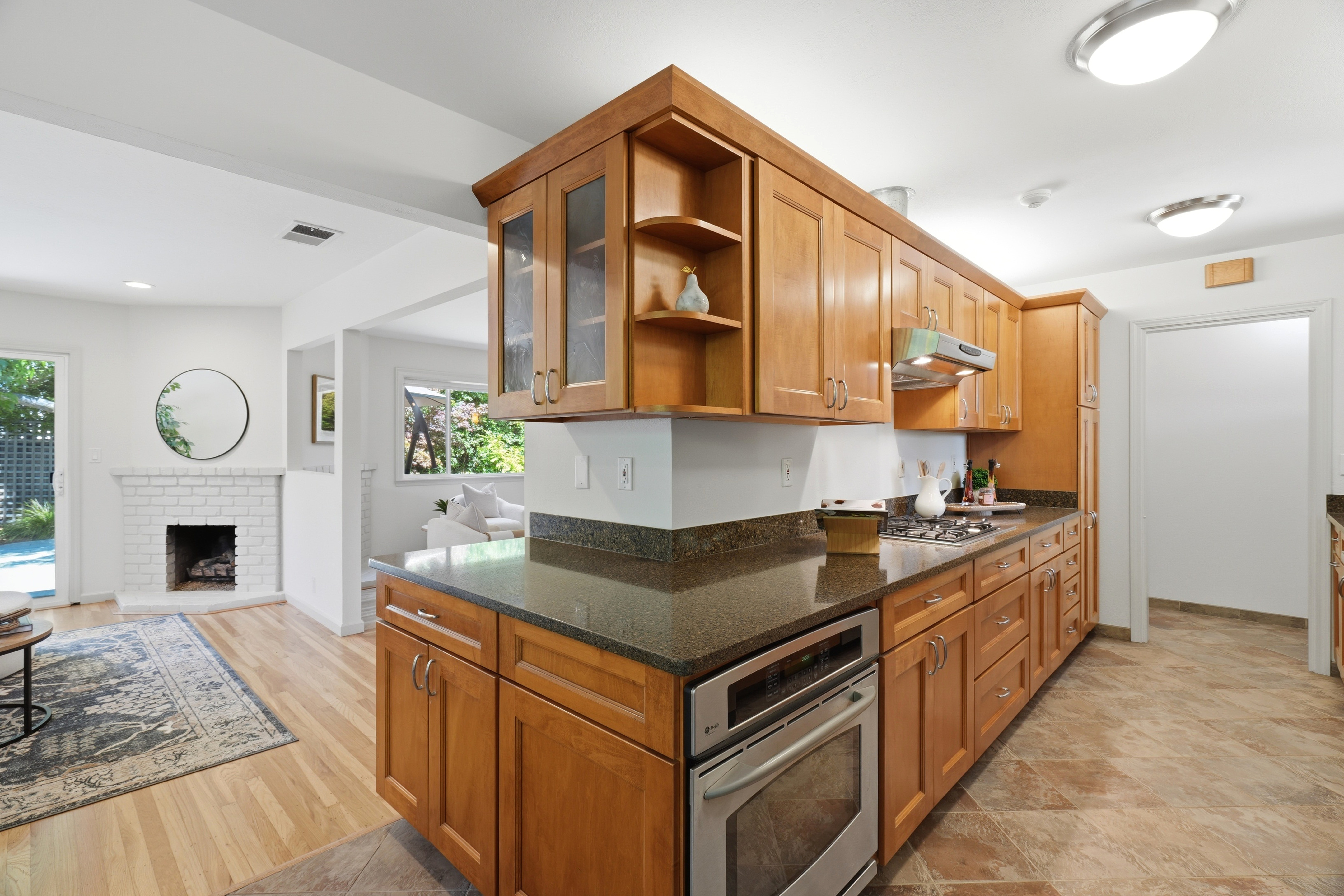  Private, Stylishly Updated Home in Prime Cambrian Location - 物件實景
