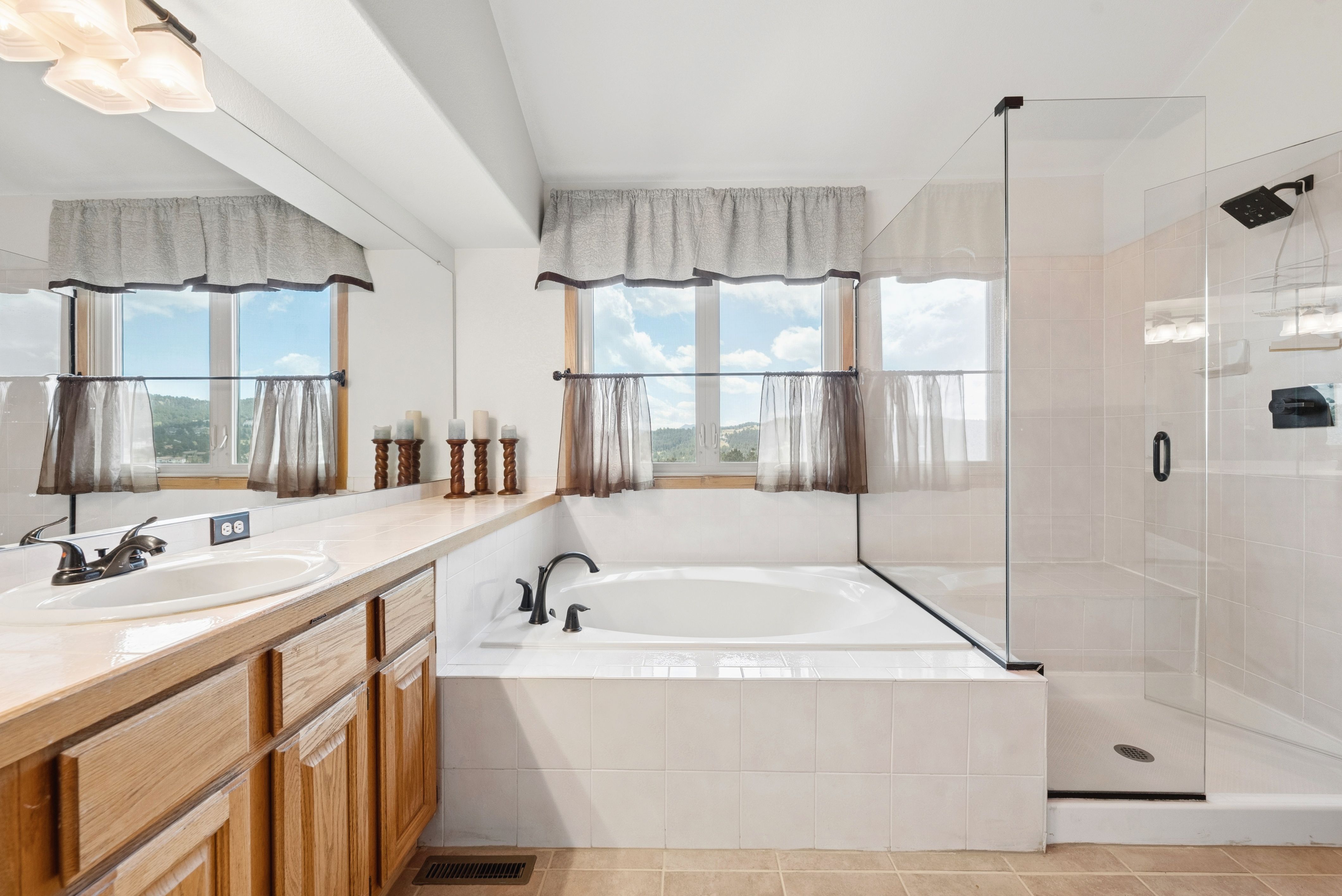  Custom Built Home on a Rolling 1.5 Acre Lot in Highly Desired Paradise Hills - 物件實景