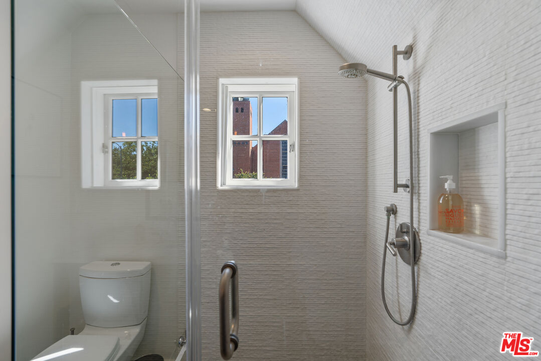 Los Angeles, California, 90020, United States, 5 Bedrooms Bedrooms, ,5 BathroomsBathrooms,Residential,For Sale,1939583