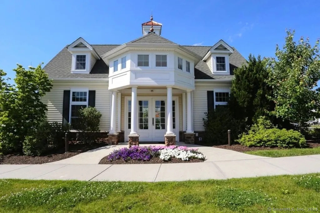 Danbury, Connecticut, 06810, United States, 2 Bedrooms Bedrooms, ,3 BathroomsBathrooms,Residential,For Sale,1925602