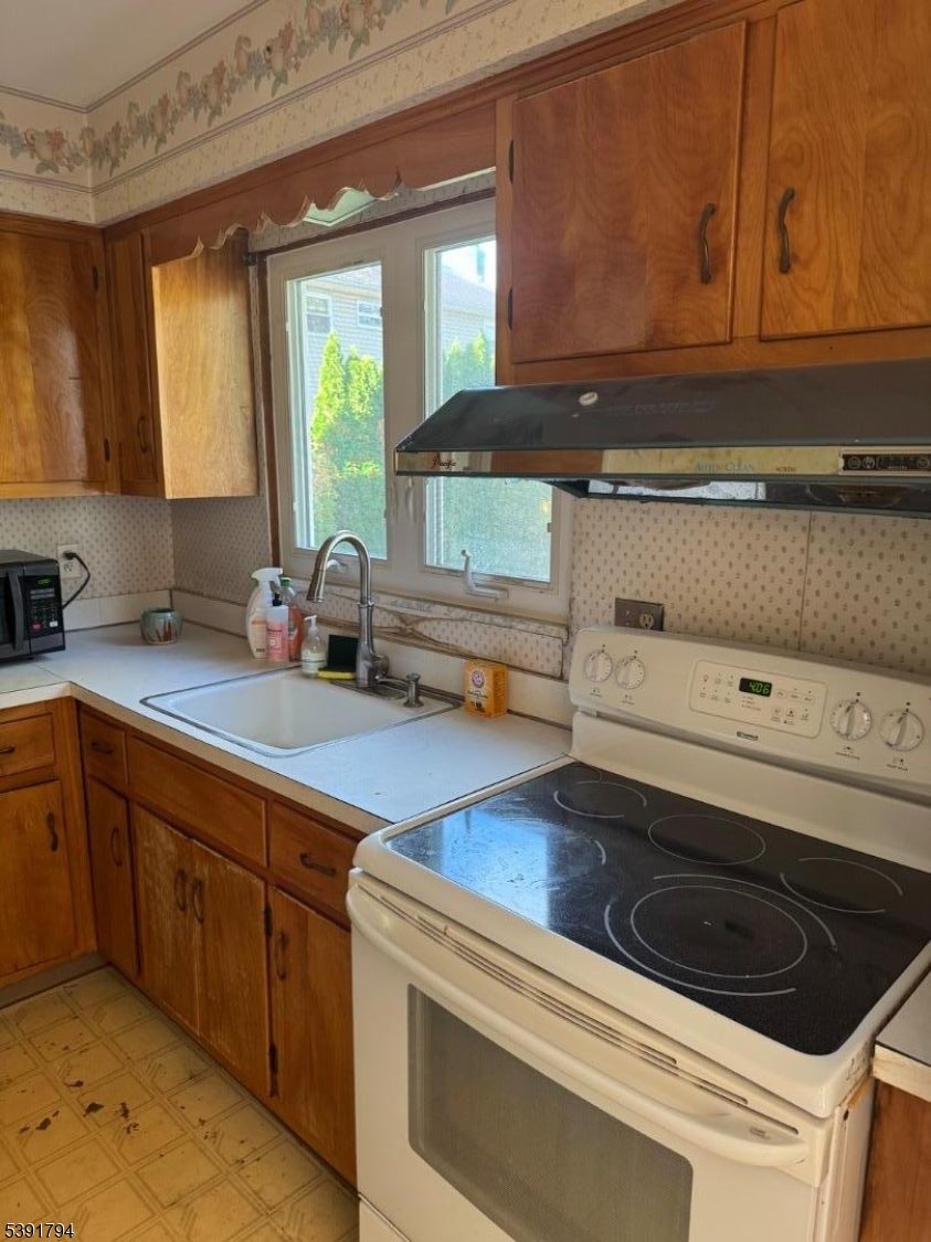 Nutley Twp., New Jersey, 07110, United States, 2 Bedrooms Bedrooms, ,1 BathroomBathrooms,Residential,For Sale,1980042