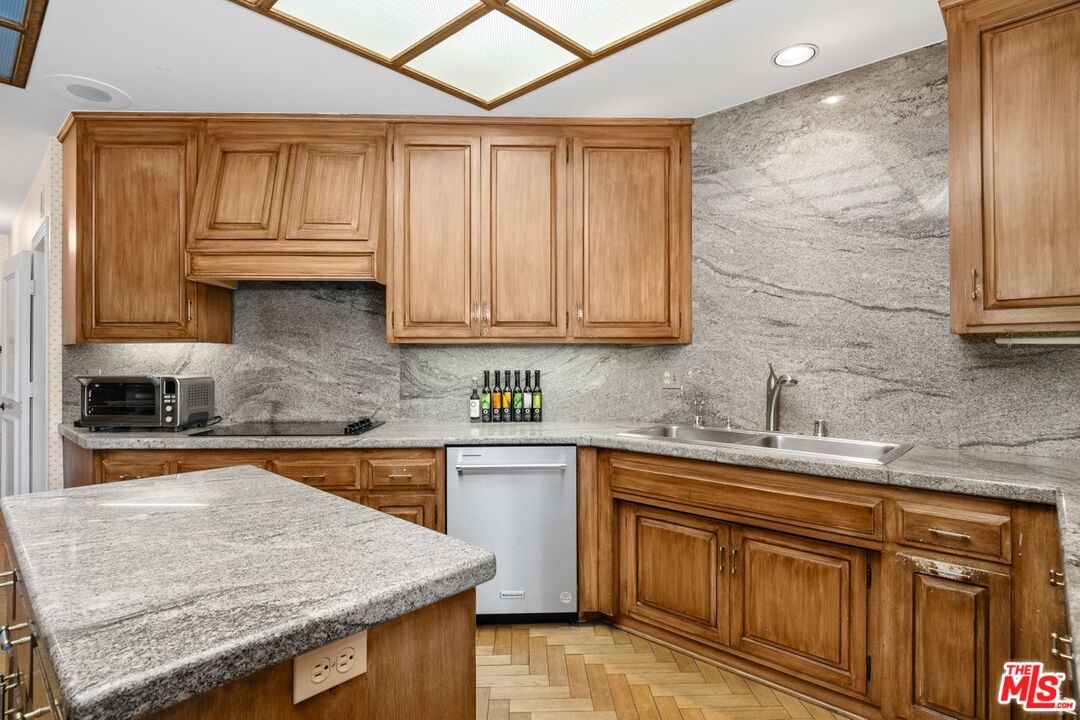 Los Angeles, California, 90067, United States, 3 Bedrooms Bedrooms, ,5 BathroomsBathrooms,Residential,For Sale,1924921