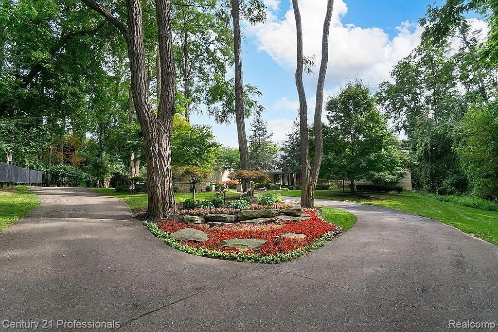 OrchardLake, Michigan, 48323, United States, 5 Bedrooms Bedrooms, ,5 BathroomsBathrooms,Residential,For Sale,1980200