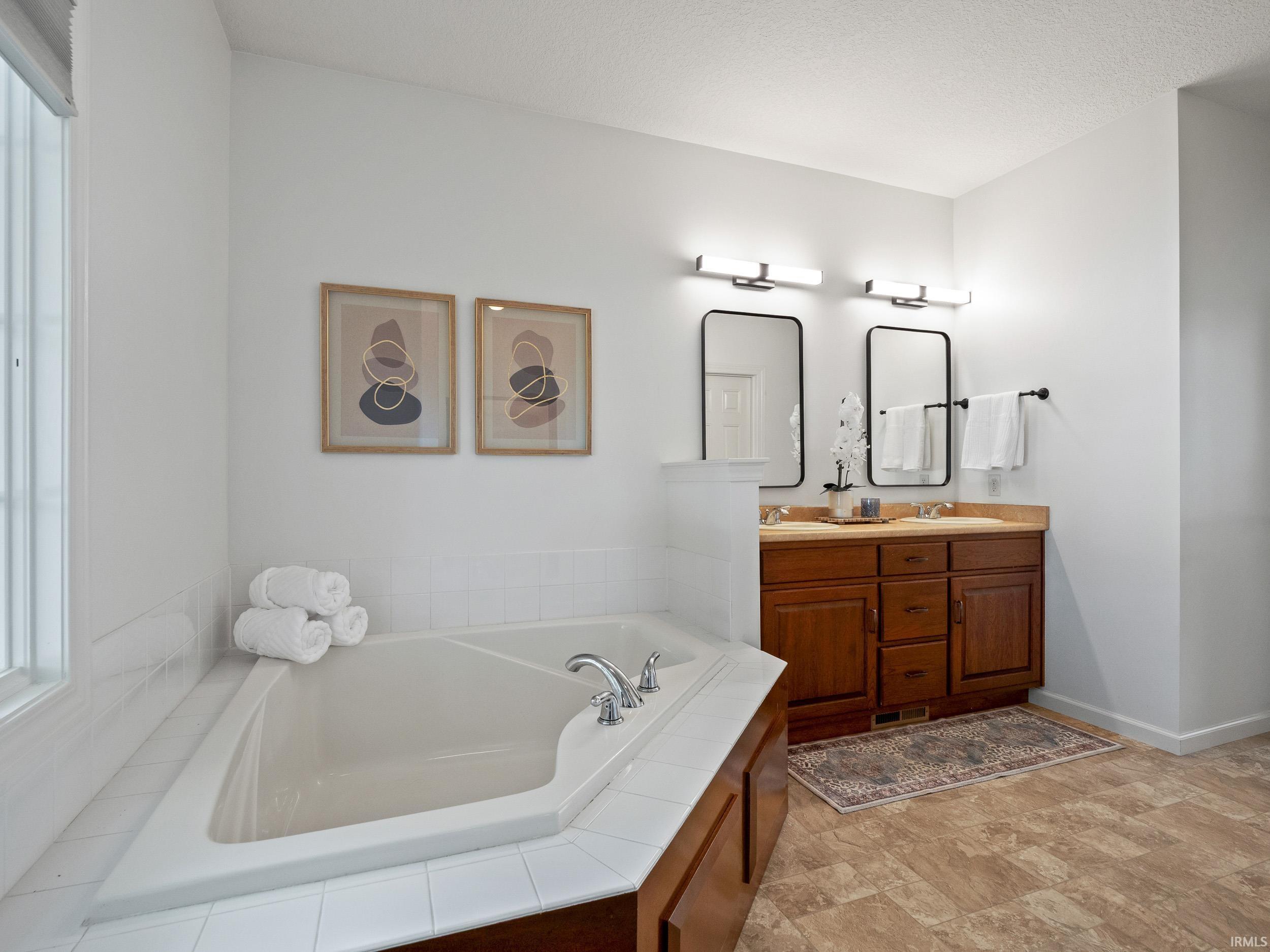 Huntertown, Indiana, 46748, United States, 5 Bedrooms Bedrooms, ,5 BathroomsBathrooms,Residential,For Sale,1982642