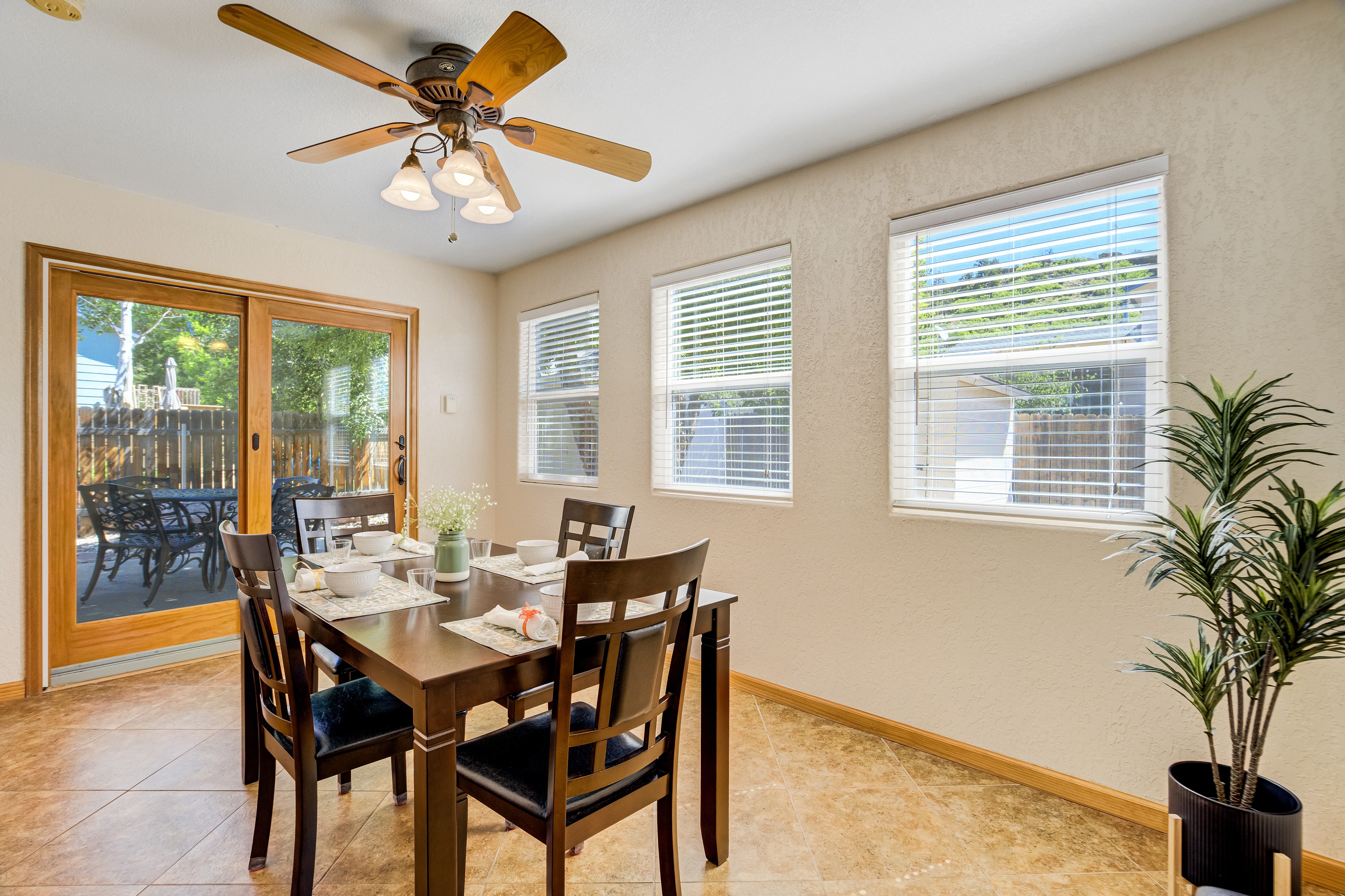  Nestled on a Spacious Corner Lot, Discover Mountain Charm w/ Warm Wood Accents - 物件實景