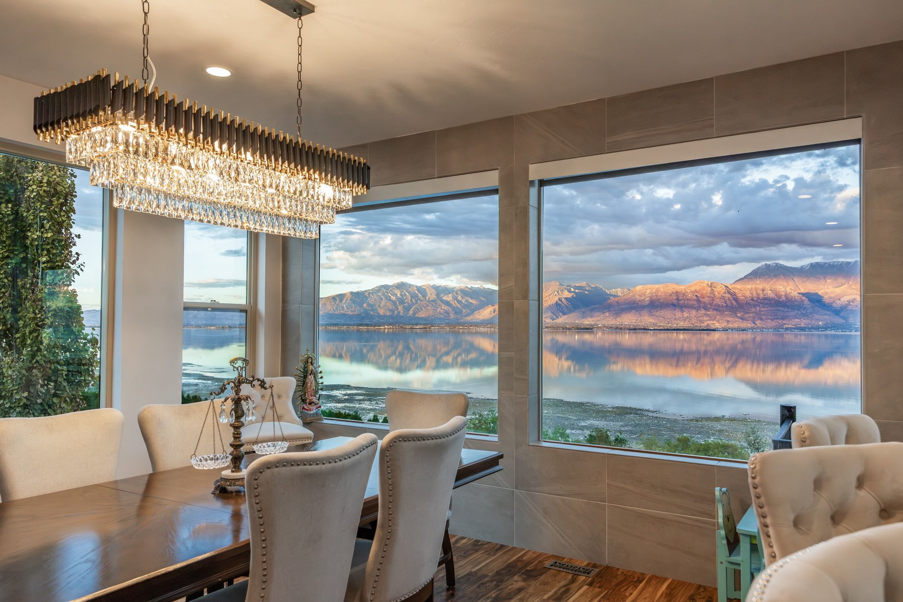 Modern Lakefront Retreat with Breathtaking Lake and Mountain Views - 物件實景
