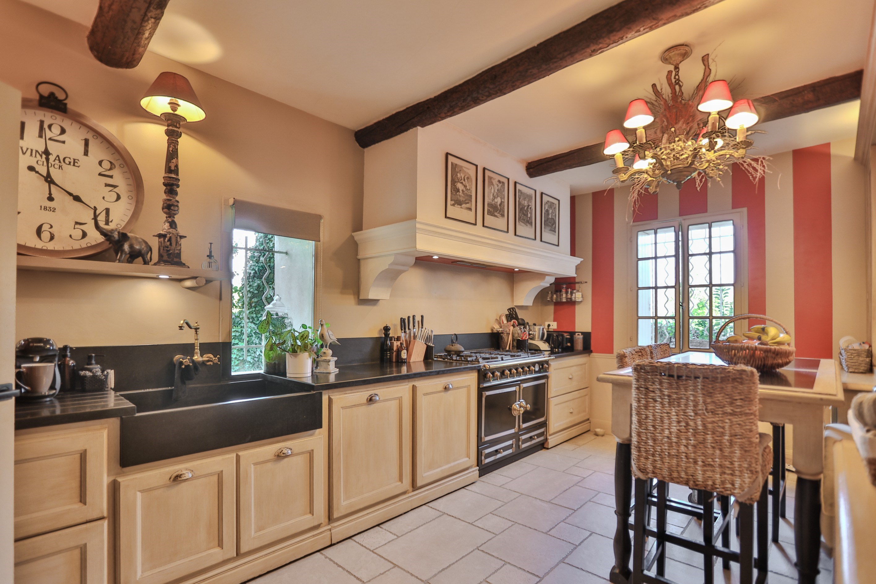  Elegant Provençal farmhouse with swimming pool – A lifestyle between the Alpill… - 物件實景