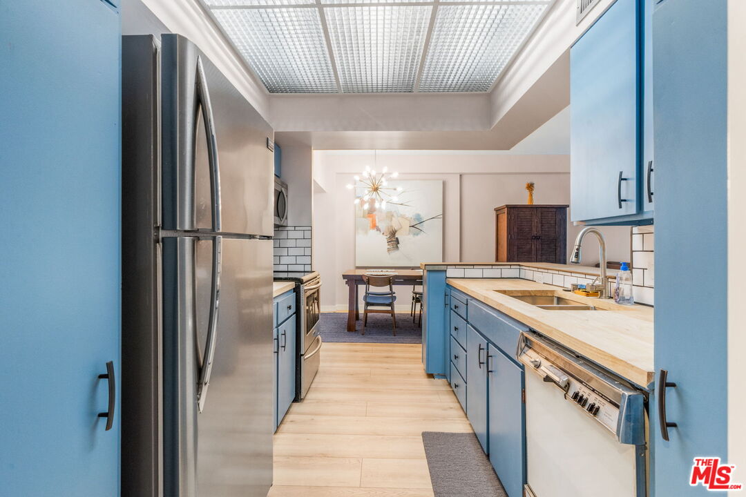 Los Angeles, California, 90046, United States, 2 Bedrooms Bedrooms, ,2 BathroomsBathrooms,Residential,For Sale,1940758