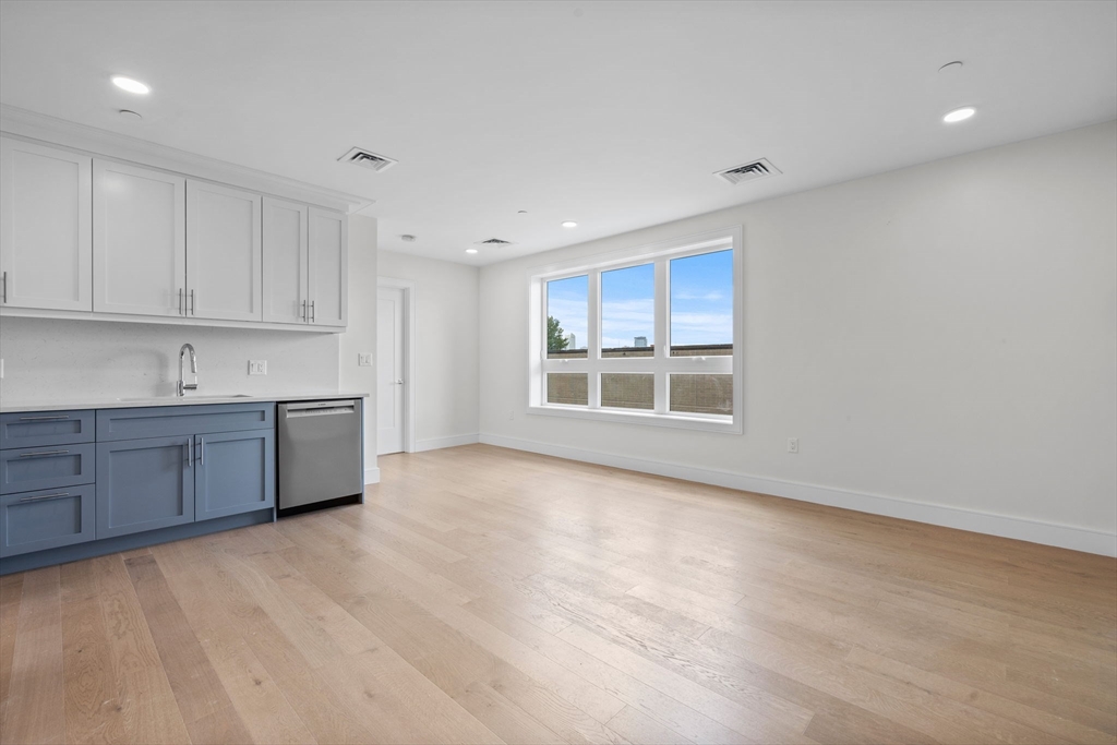 Boston, Massachusetts, 02128, United States, 2 Bedrooms Bedrooms, ,2 BathroomsBathrooms,Residential,For Sale,1929119
