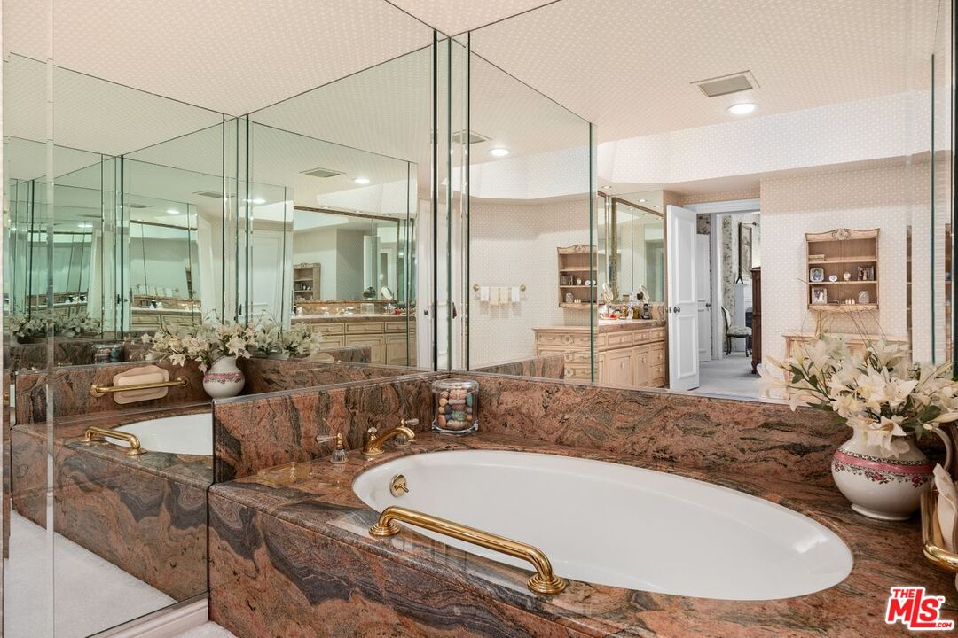 Los Angeles, California, 90067, United States, 3 Bedrooms Bedrooms, ,5 BathroomsBathrooms,Residential,For Sale,1924921