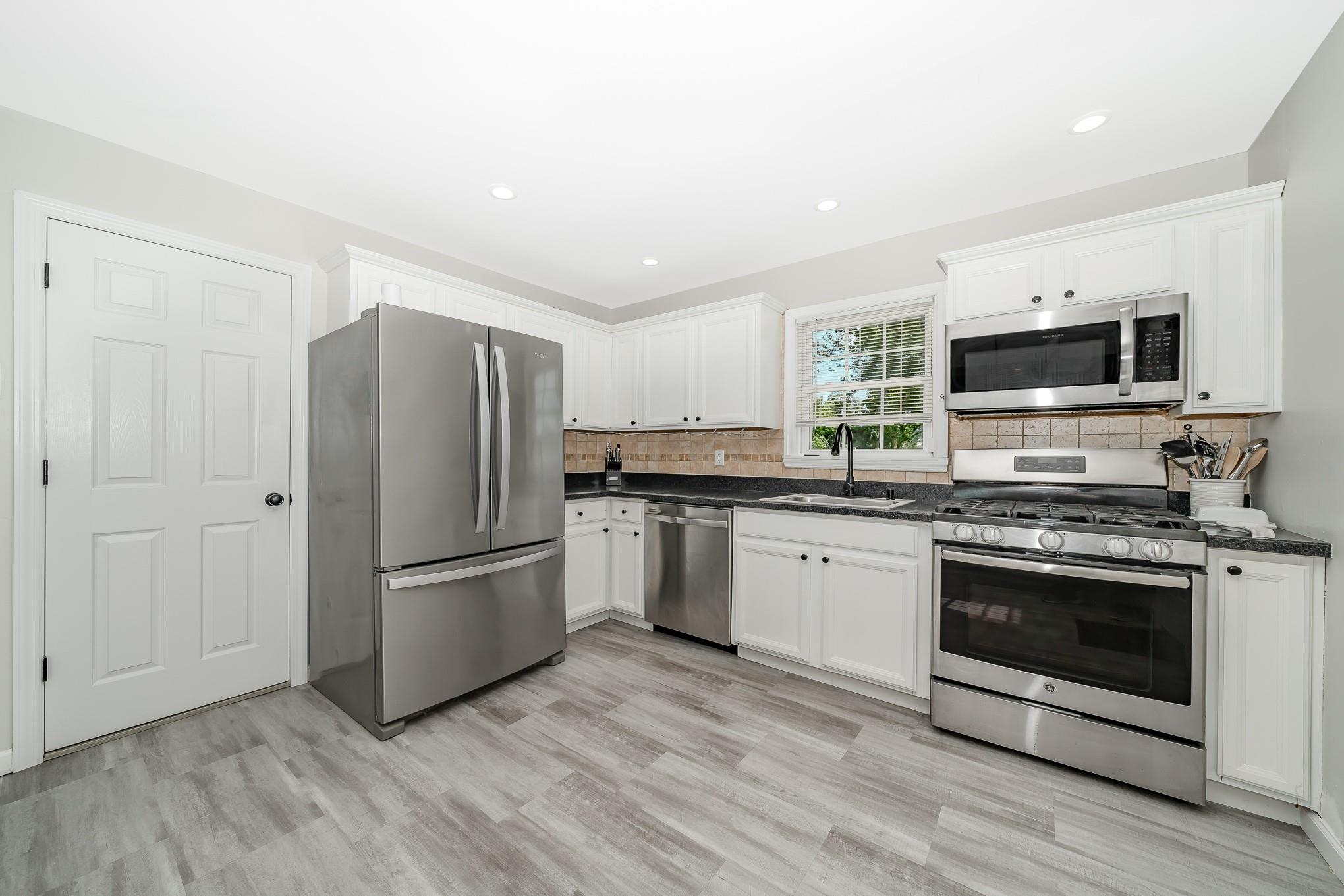 West Babylon, New York, 11704, United States, 3 Bedrooms Bedrooms, ,2 BathroomsBathrooms,Residential,For Sale,1887833