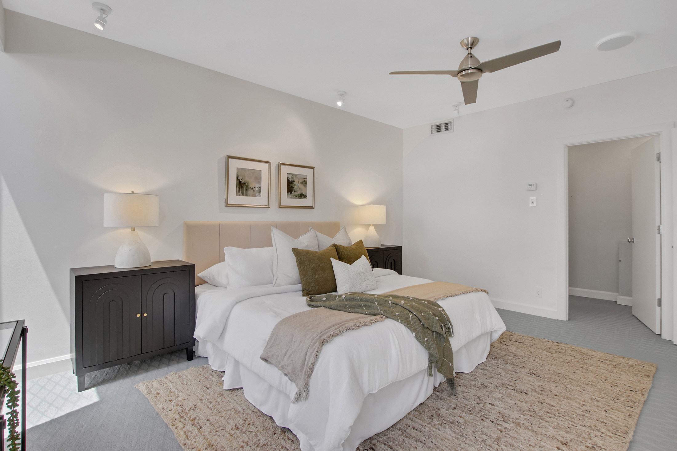  Fully Renovated Two-story Condo in the Iconic Colony House at Colony Square - 物件實景