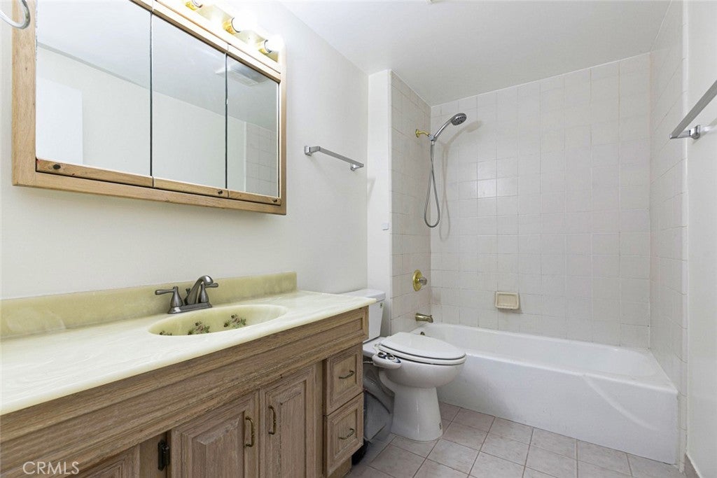 Los Angeles, California, 90068, United States, 2 Bedrooms Bedrooms, ,1 BathroomBathrooms,Residential,For Sale,1940489