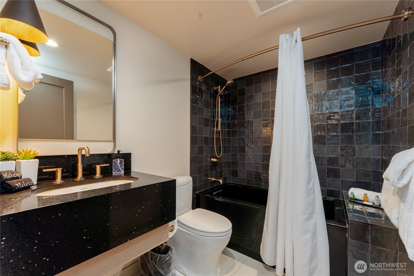Manson, Washington, 98831, United States, 1 Bedroom Bedrooms, ,2 BathroomsBathrooms,Residential,For Sale,1847546