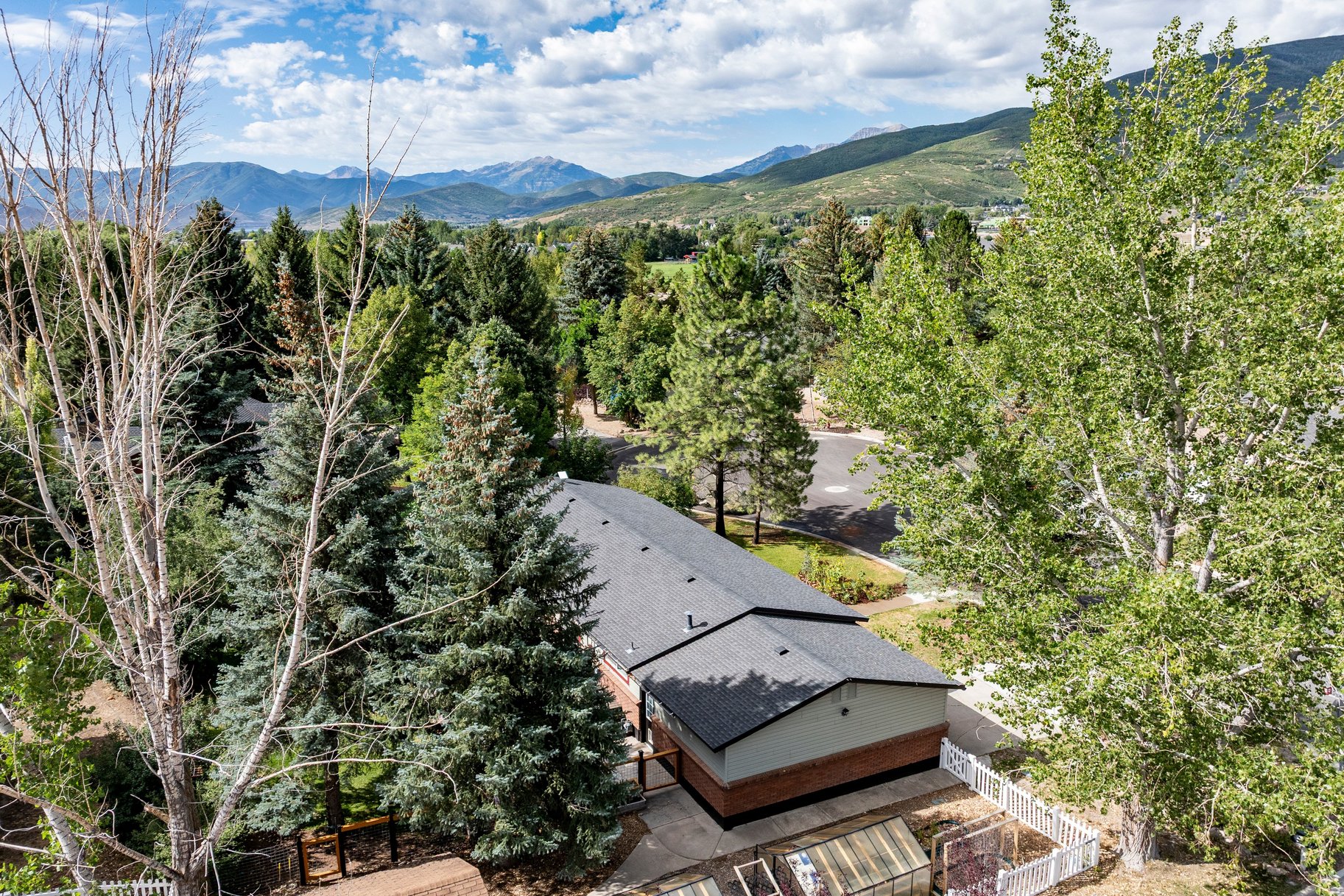  Charming Single Level Garden Home with Mountain Views - 物件實景