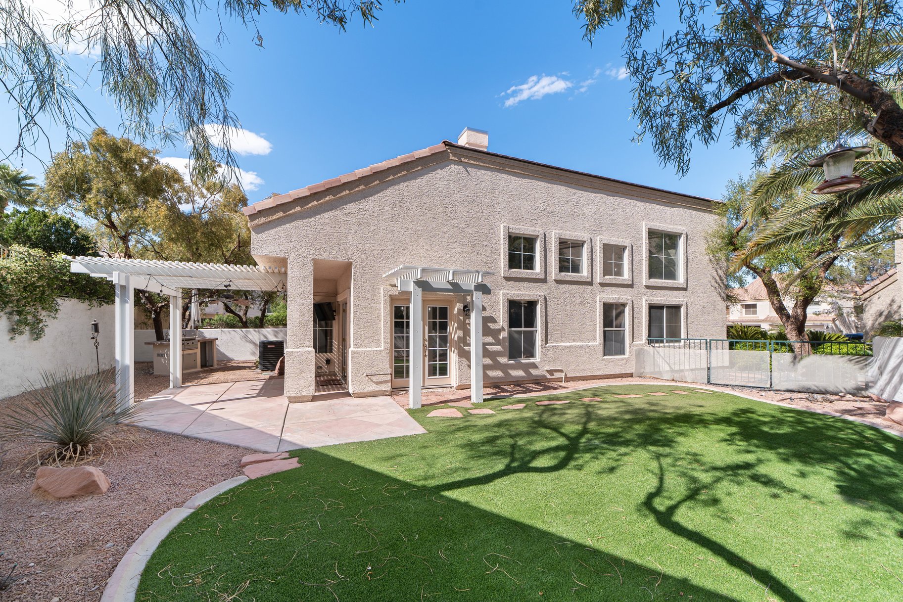  Rare oversized yard within this gated enclave - 物件實景